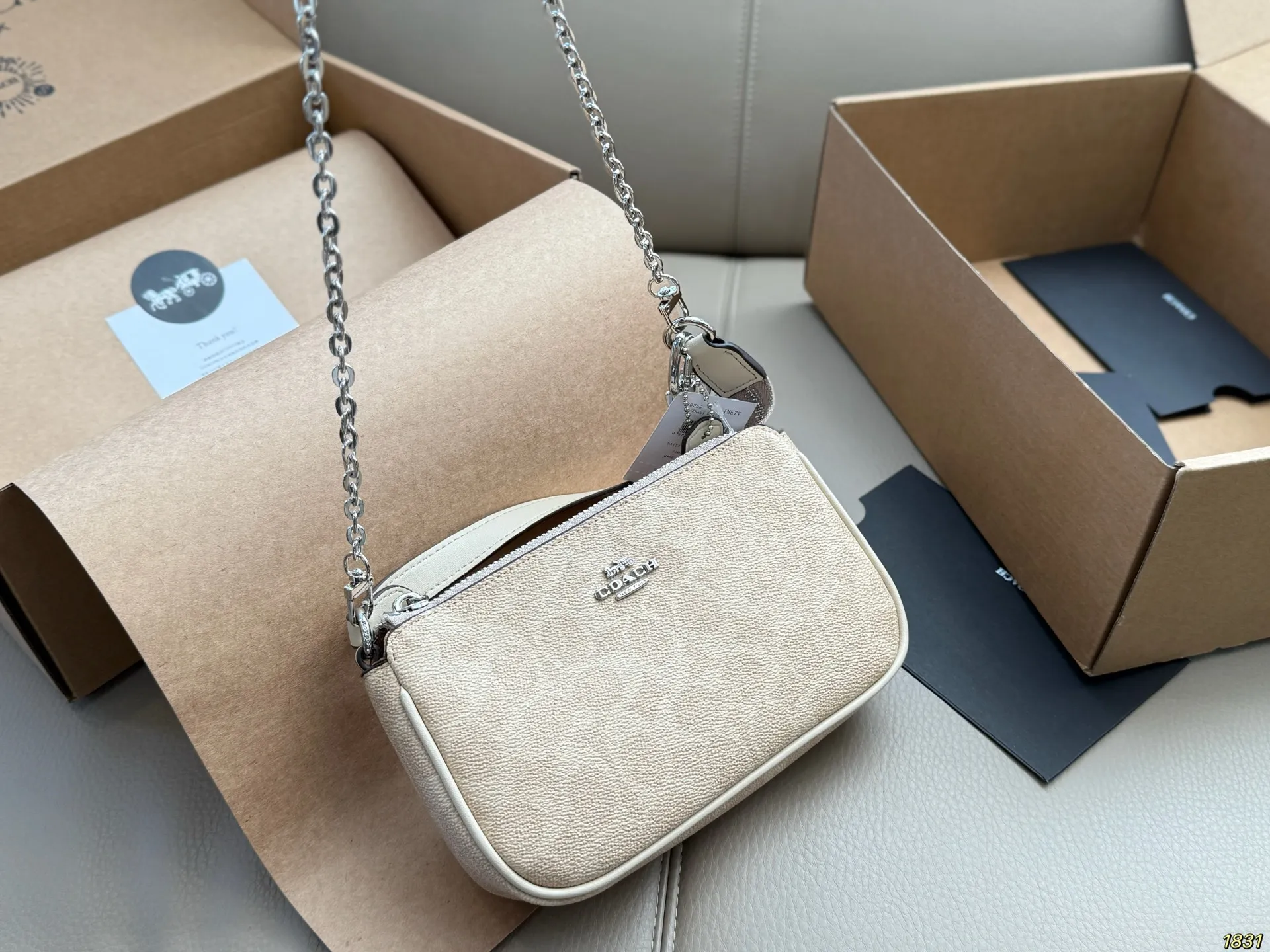 &yen;120飞机盒 蔻驰COACH腋下麻将包 颜色搭配很有复古的感觉 高级又不失优雅 超有氛围感 通勤 休闲 约会通通可搭 尺寸19 12