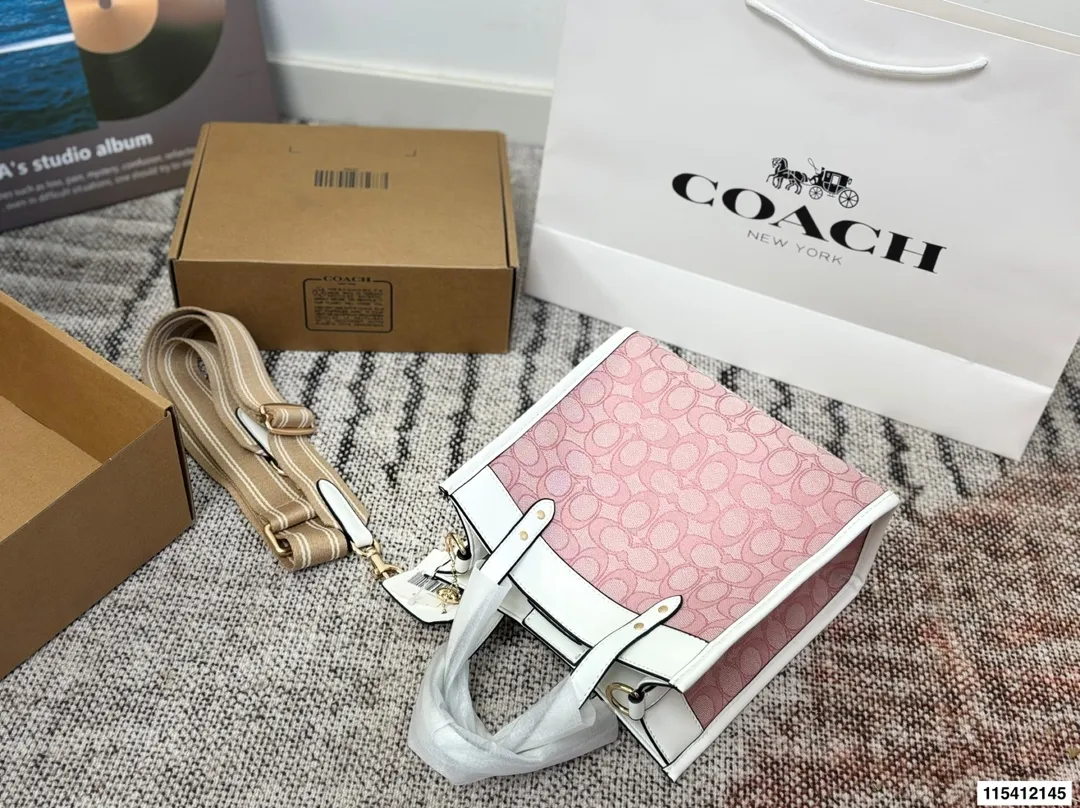 P135 配盒子 蔻驰托特包.手提单肩斜挎包.不管是自用还是送人都很棒！进口五金件.实用大气！简单大方.超大容量，满足你一切需要！！可轻松放置随身必备品！超级赞.这款包给我第一感觉就是太实用.手感特别好.抓紧入.颜值于适用集一身.真的好看实用.都留个！尺寸: 22.21