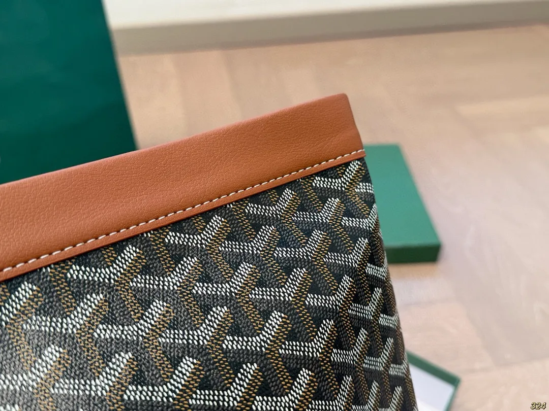 &yen;140配盒 戈雅Goyard 手拿包 时髦感一秒来袭 是美女们喜欢的调调～ 尺寸25 20