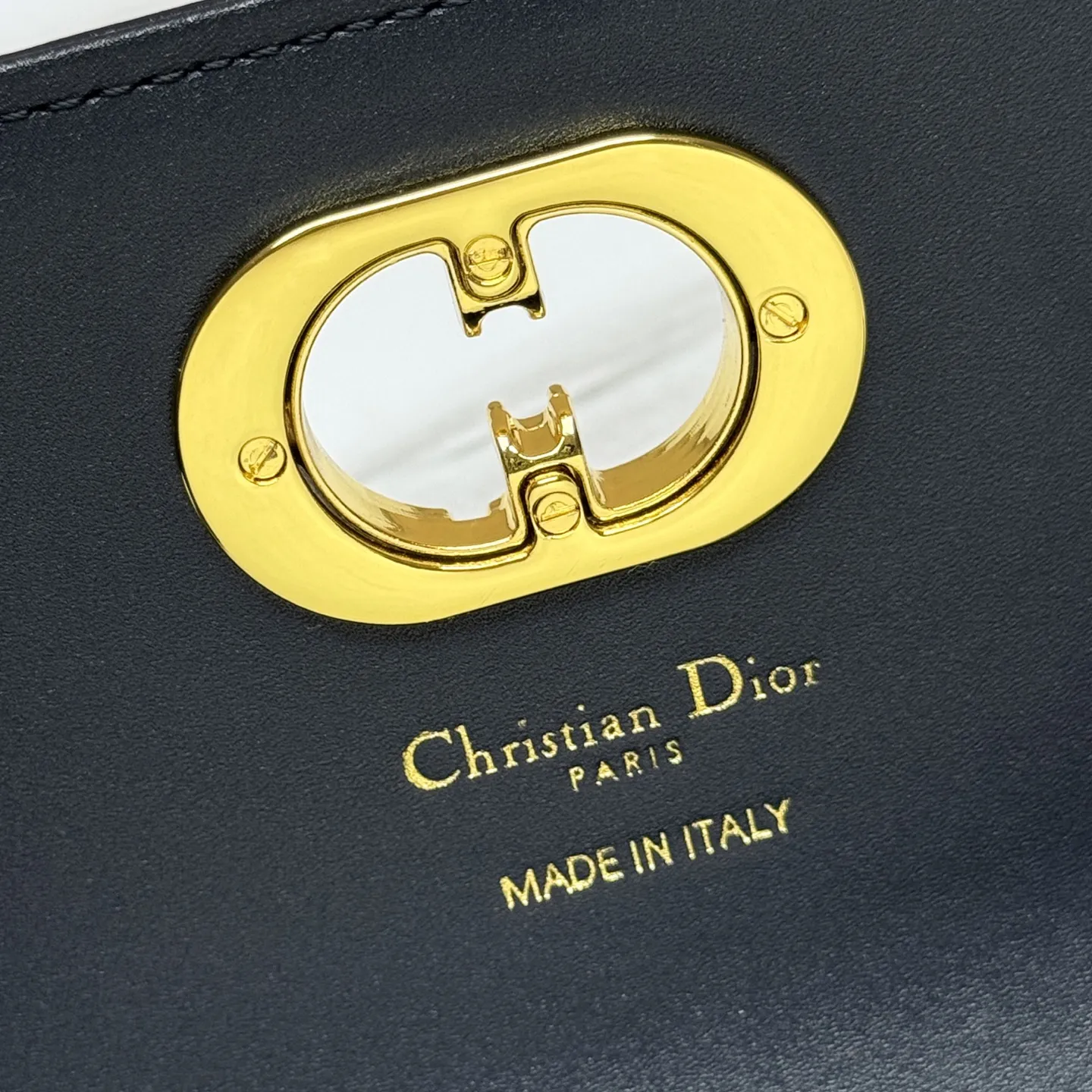 💰205包邮‼️ CE 秋冬系列新品TEEN LOLA 登场 ✅奶昔好物推荐 📖 凯旋门家族又一封神作、黑金handle case 上线🈺 斜跨肩带🉑️延长至57cm，手柄设计拎起来非常千金感✴️ 恰到好处的精致感，小巧又实用，堪称造型王者 秋冬衣櫉必备 尺寸：22*11*5cm