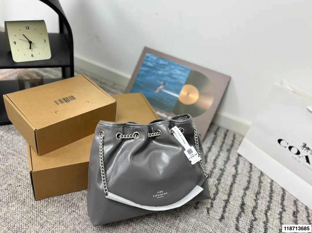 p185配礼盒 蔻驰Coach新款腋下包 流浪包麂皮质感太好啦 颜色搭配很有复古的感觉 高级又不失优雅 超有氛围感 通勤 休闲 约会通通可搭 尺寸34.26