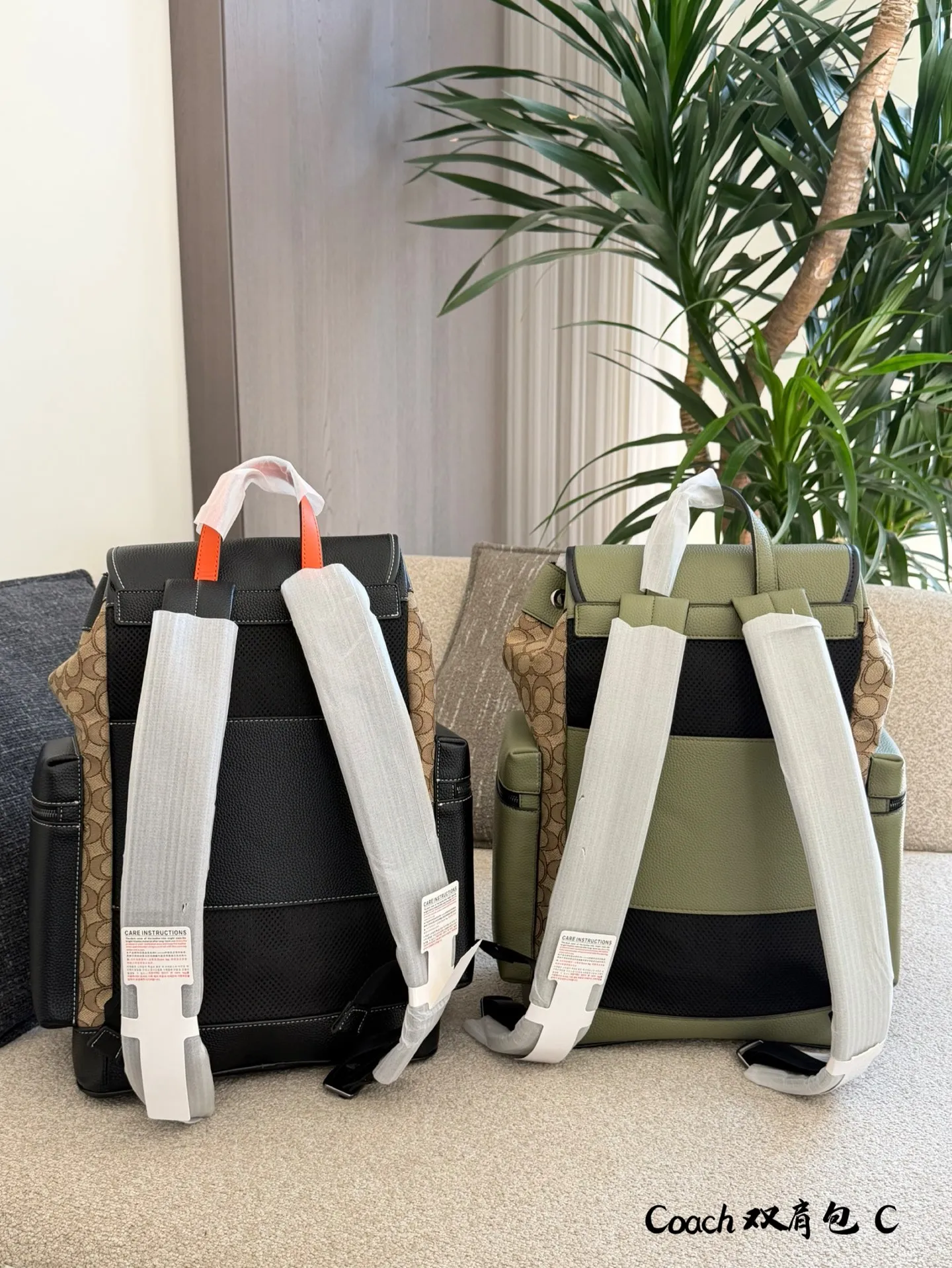 Coach Sprint双肩包​​p190 🎒Coach Sprint双肩包，经典C印花提花织布+黑色鹅卵石牛皮拼接，橙色皮革扣带点缀，复古又时髦✨。翻盖搭扣+抽绳开合，安全感满满，正面口袋可放手机，内部空间超大，15寸笔记本轻松装下，通勤、旅行、户外都OK！肩带可调节，背起来超舒服，实用又百搭，是功能与时尚兼具的必备单品🔥。19&times;45无盒