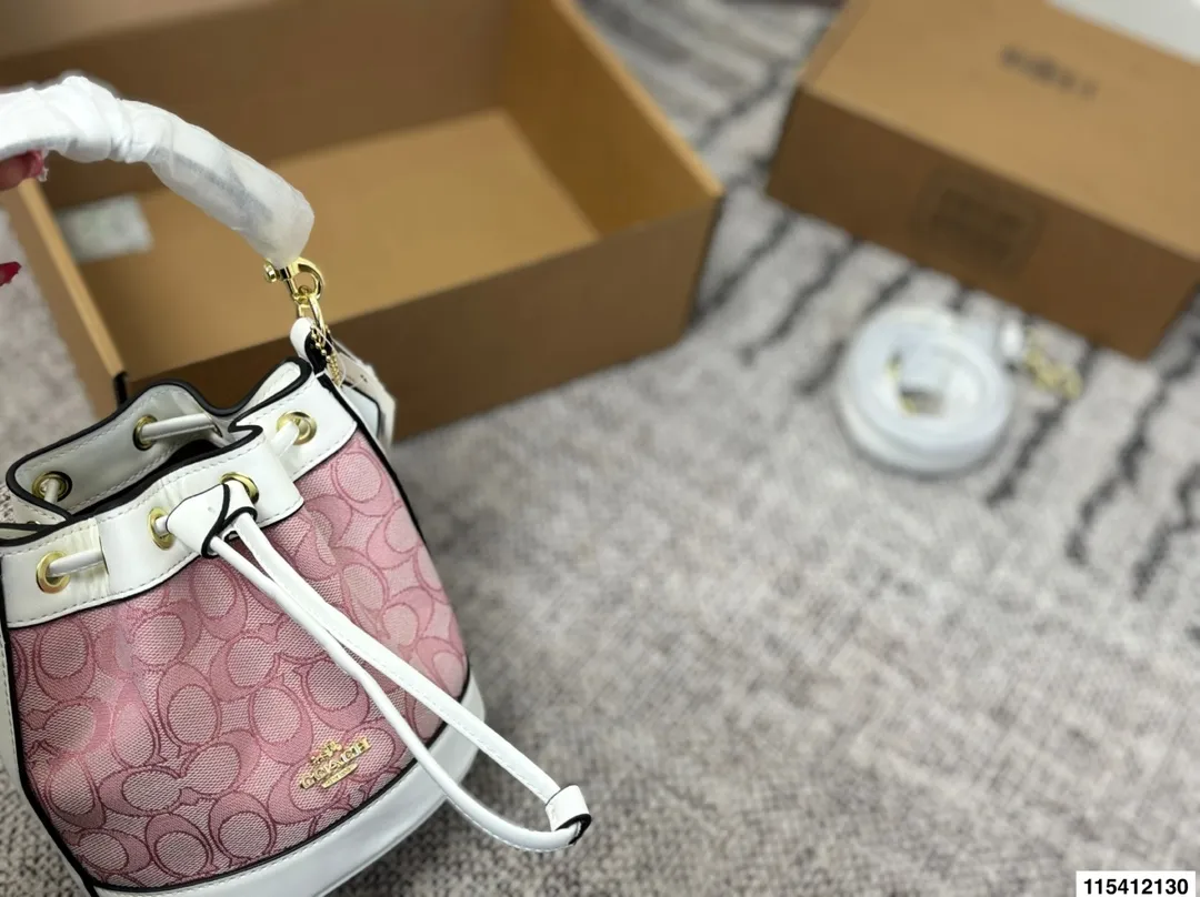 P130 Coach 配盒子 蔻驰水桶包 今天分享的这只包包和以往的水桶包有很大的区别哦 搭配感完全不一样 这只包包会更加淑女一些 采用抽绳系设计 便于开合使用 并且空间非常大 清新夏日 时髦轻便超百搭尺寸18.17