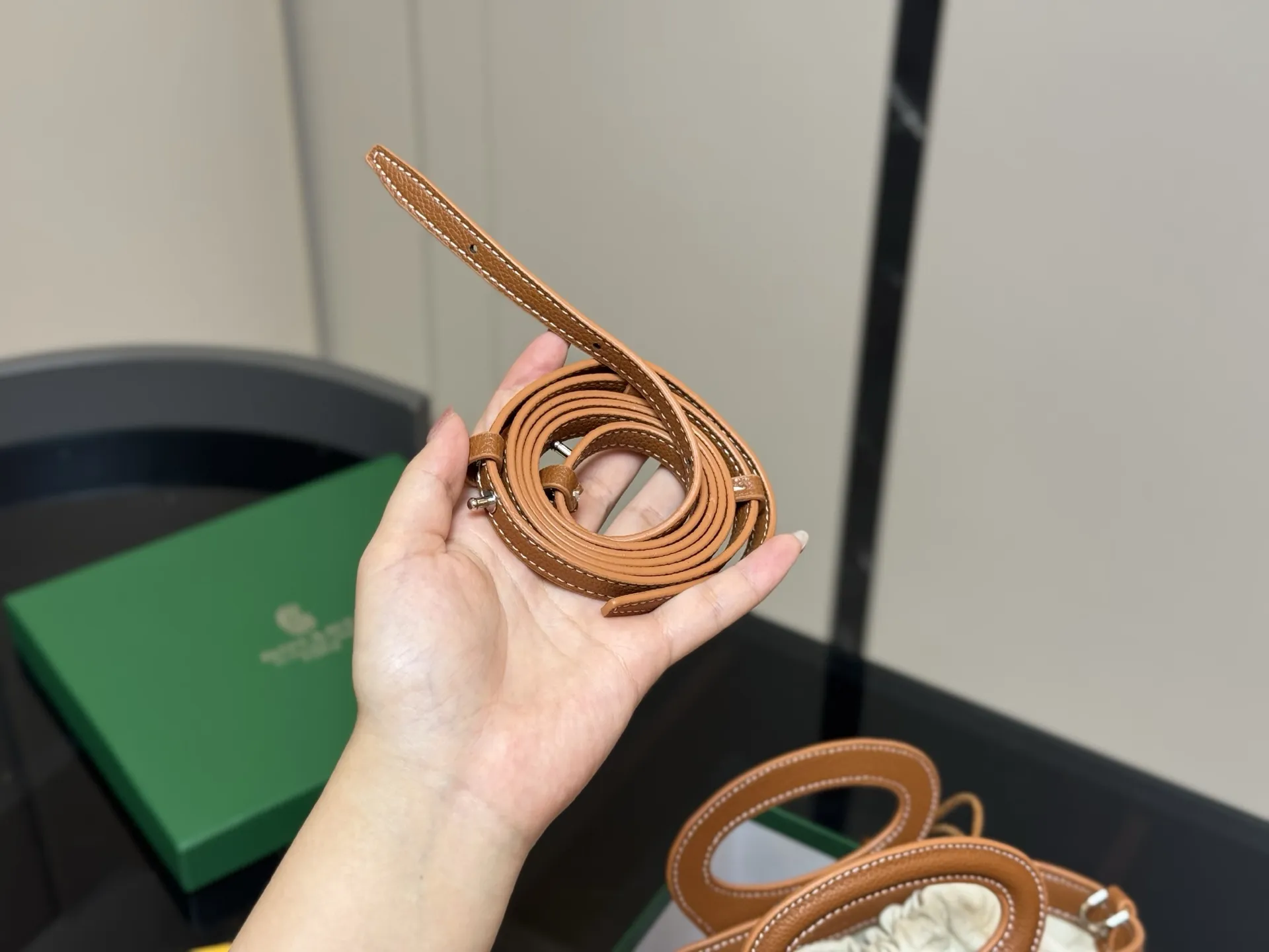 &yen;170 配盒 Goyard戈雅 mini菜篮子 beluga 新款Mini beluga 圆环小水桶小菜篮子 半个手机的自重 超Q的外貌 不可小觑的容量 完美～ 尺寸:23.18cm