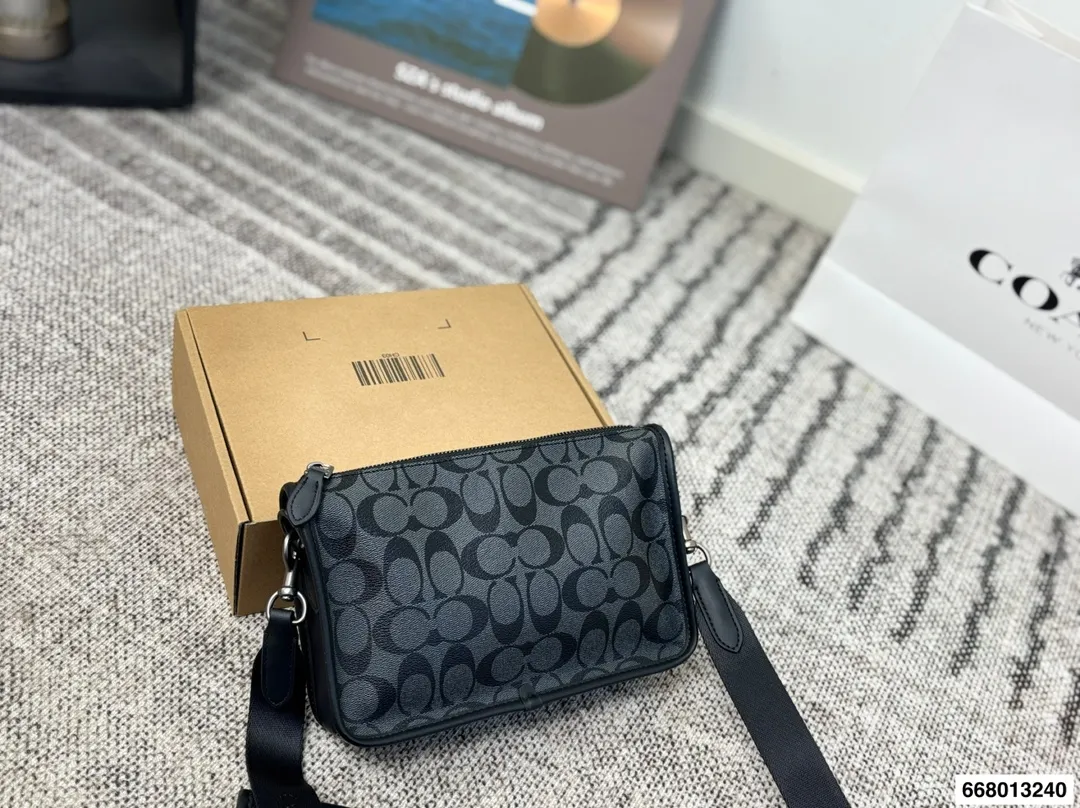 p140配礼盒 Coach男士相机包 拉链斜挎包 也可以拆掉肩带当手包 也可以背在胸前当胸包 多种背法 尺寸24.15