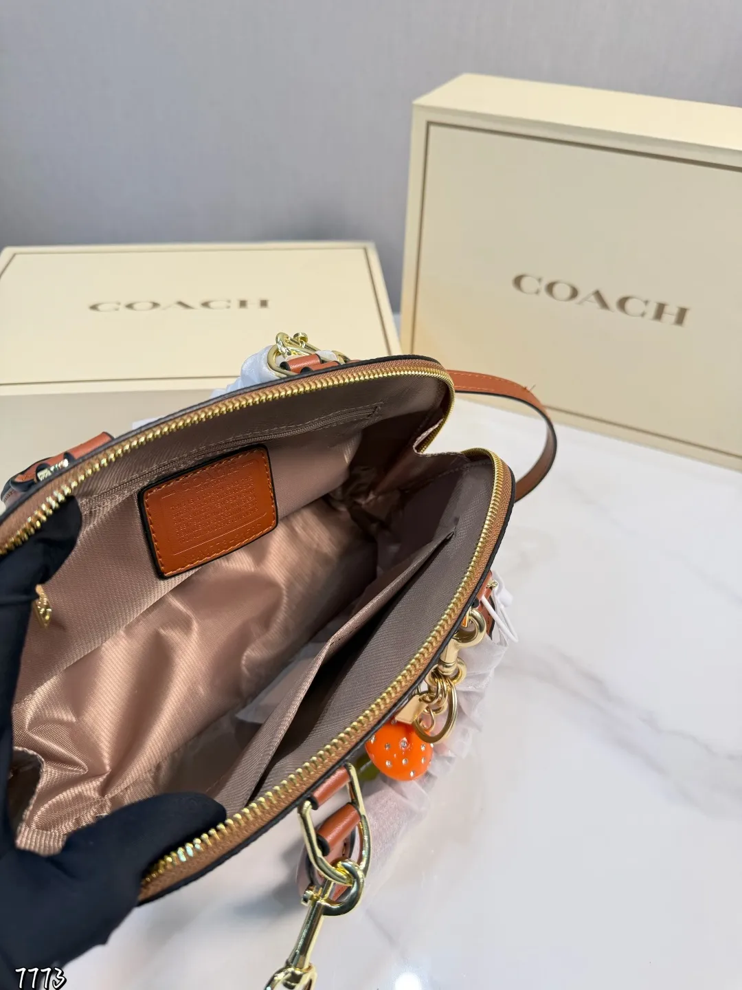 ❤️P165(礼盒包装)❤️ Coach蔻驰贝売包 贝壳作为通勤包,圆润的包身让人觉得与众不同,特别优雅。可以手提可以斜挎的多用设计,大容量的内里空间,爱了爱了。尺寸25*19cm