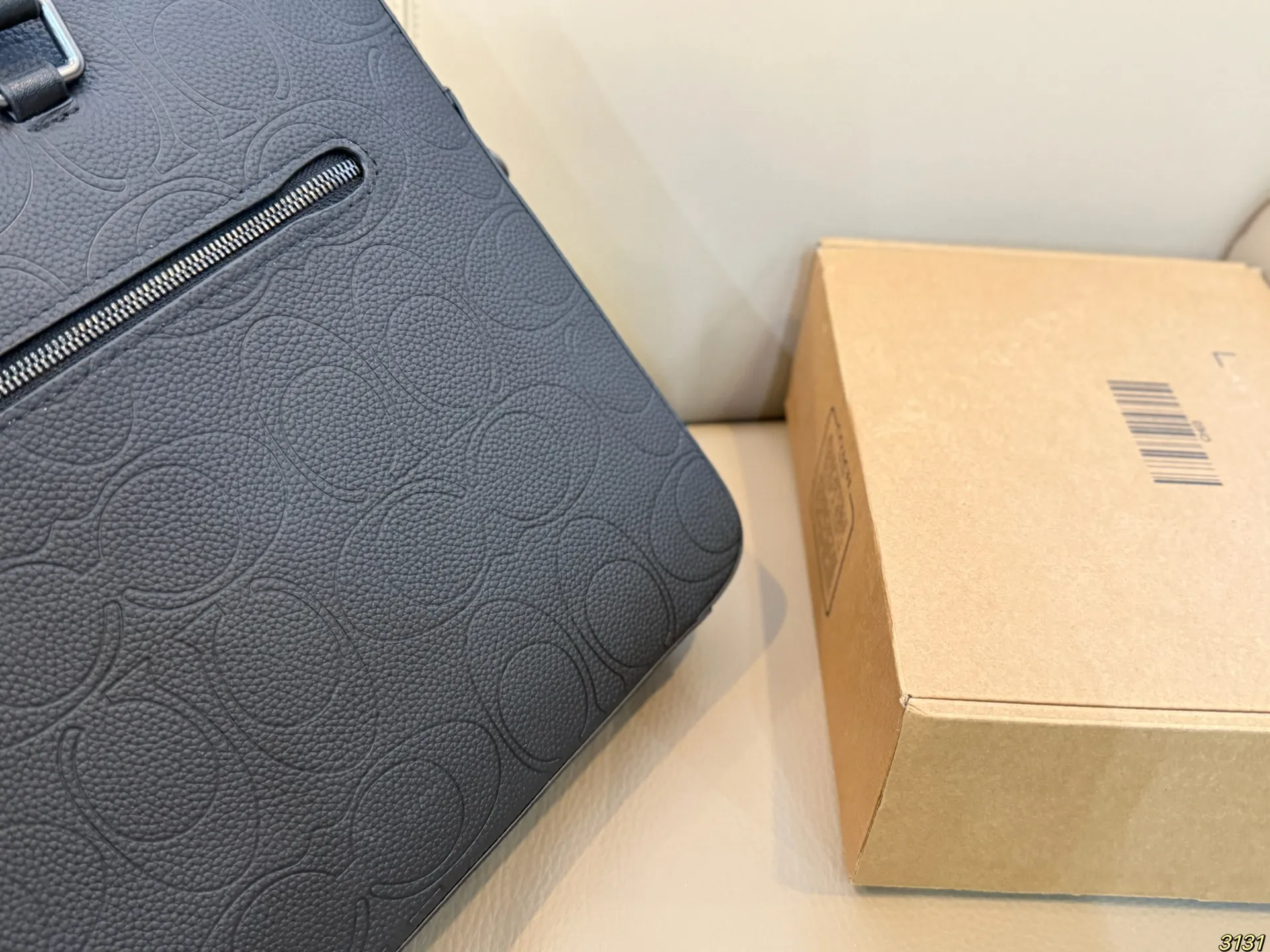 印花&yen;300压花&yen;320 蔻驰coach男士公文包 上身又酷又时尚容量超级可 任何风格都可轻松驾驭 尺寸38 27