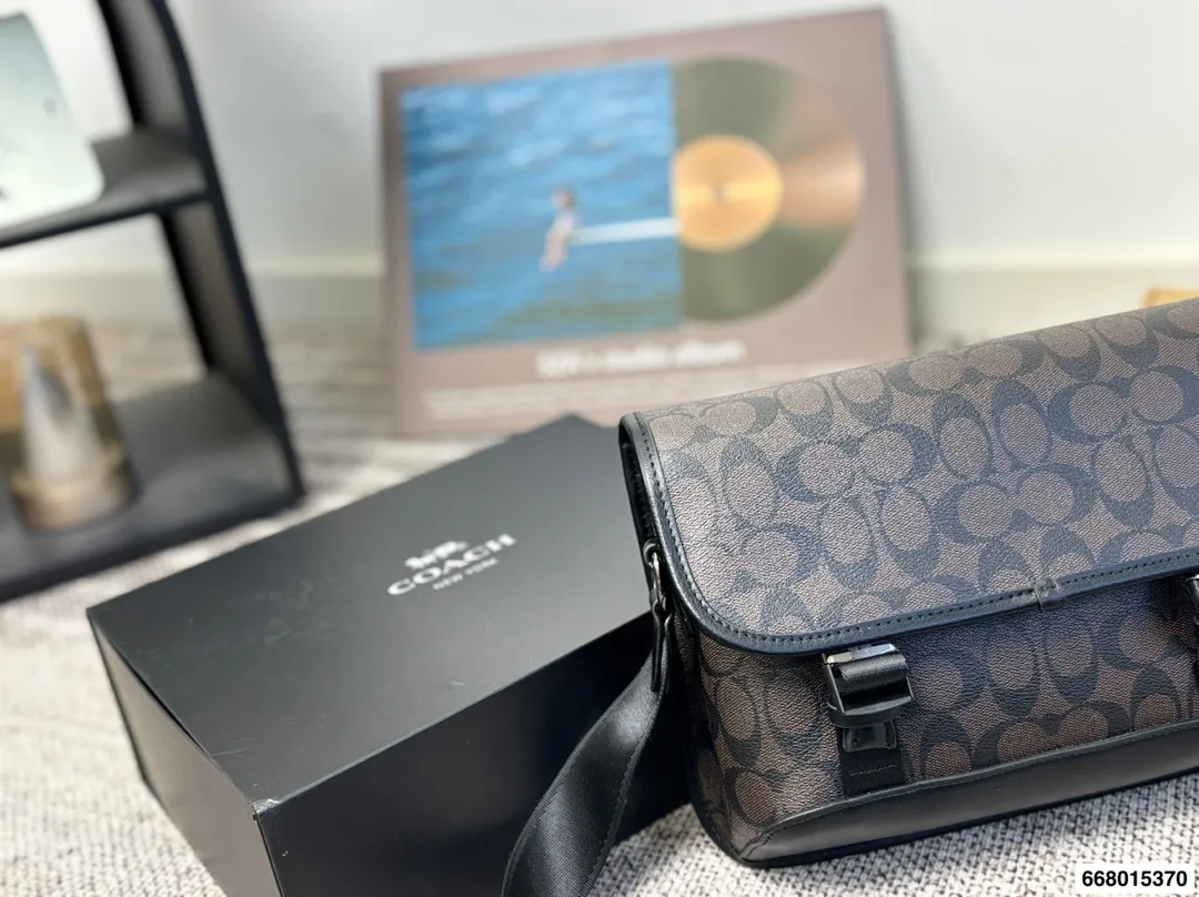 p150配礼盒 COACH男士League二合一混合斜挎包这款二合一混合斜挎包，中性风格，男女皆可背,情侣款组合!肩带句调节长短，单肩，斜挎都可 尺寸28.23
