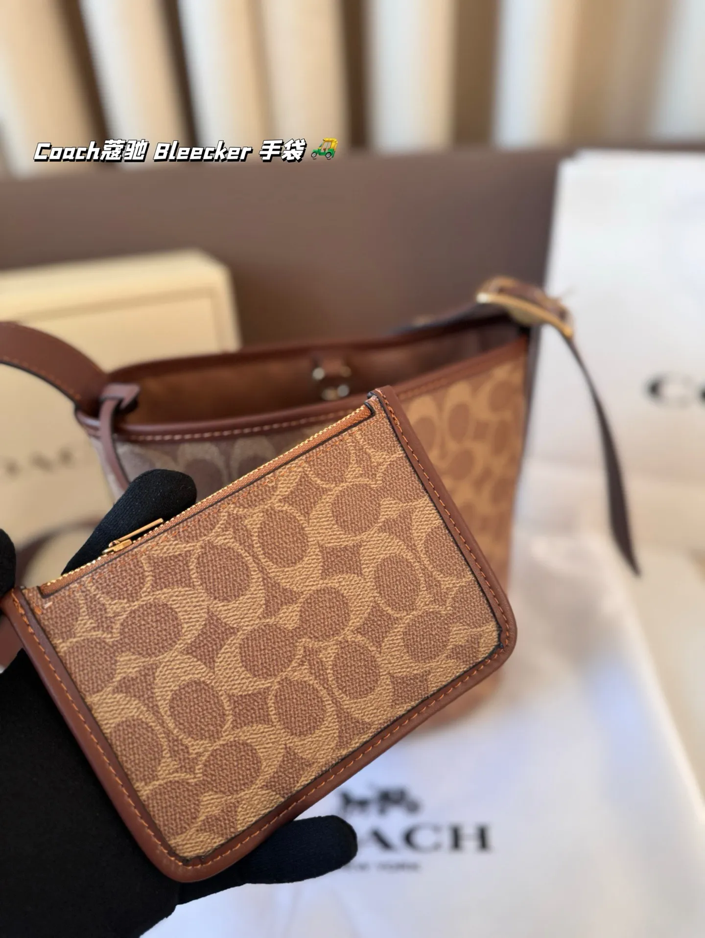 P155 Coach蔻驰| Bleecker 手袋 背上 Coach Bleecker手袋超柔软鞣制皮革质感满满简约百搭还什么都能装下 上班通勤也要处处保持时髦愈 尺寸 20*22