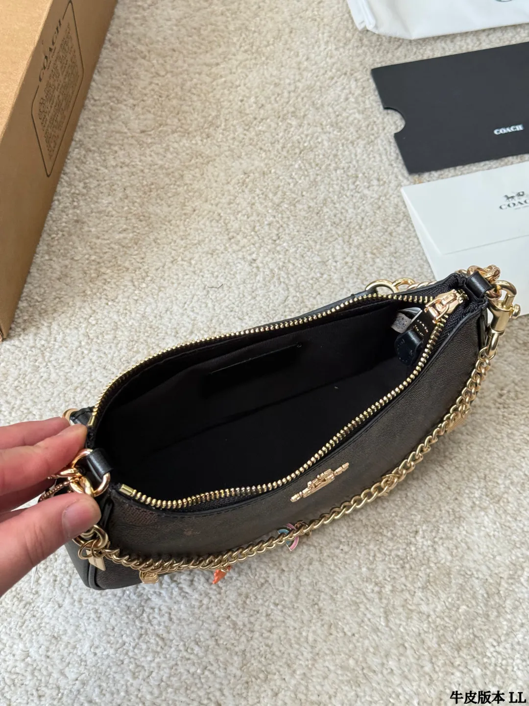 牛皮版本 p145 COACH 蔻驰 teri 腋下包 Coach蔻驰最热的腋下包上身来了 Teri系列最热腋下包 大麻将包的升级款，浅色特别好配衣服 整个就是气质和时尚的化身～不压个子而且好看 配色很潮，大小刚好挺合适 #蔻驰COACH 尺寸24 15cm