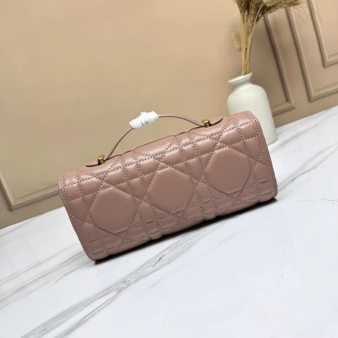 💰205包邮‼️ CE 秋冬系列新品TEEN LOLA 登场 ✅奶昔好物推荐 📖 凯旋门家族又一封神作、黑金handle case 上线🈺 斜跨肩带🉑️延长至57cm,手柄设计拎起来非常千金感✴️ 恰到好处的精致感,小巧又实用,堪称造型王者 秋冬衣櫉必备 尺寸:22*11*5cm