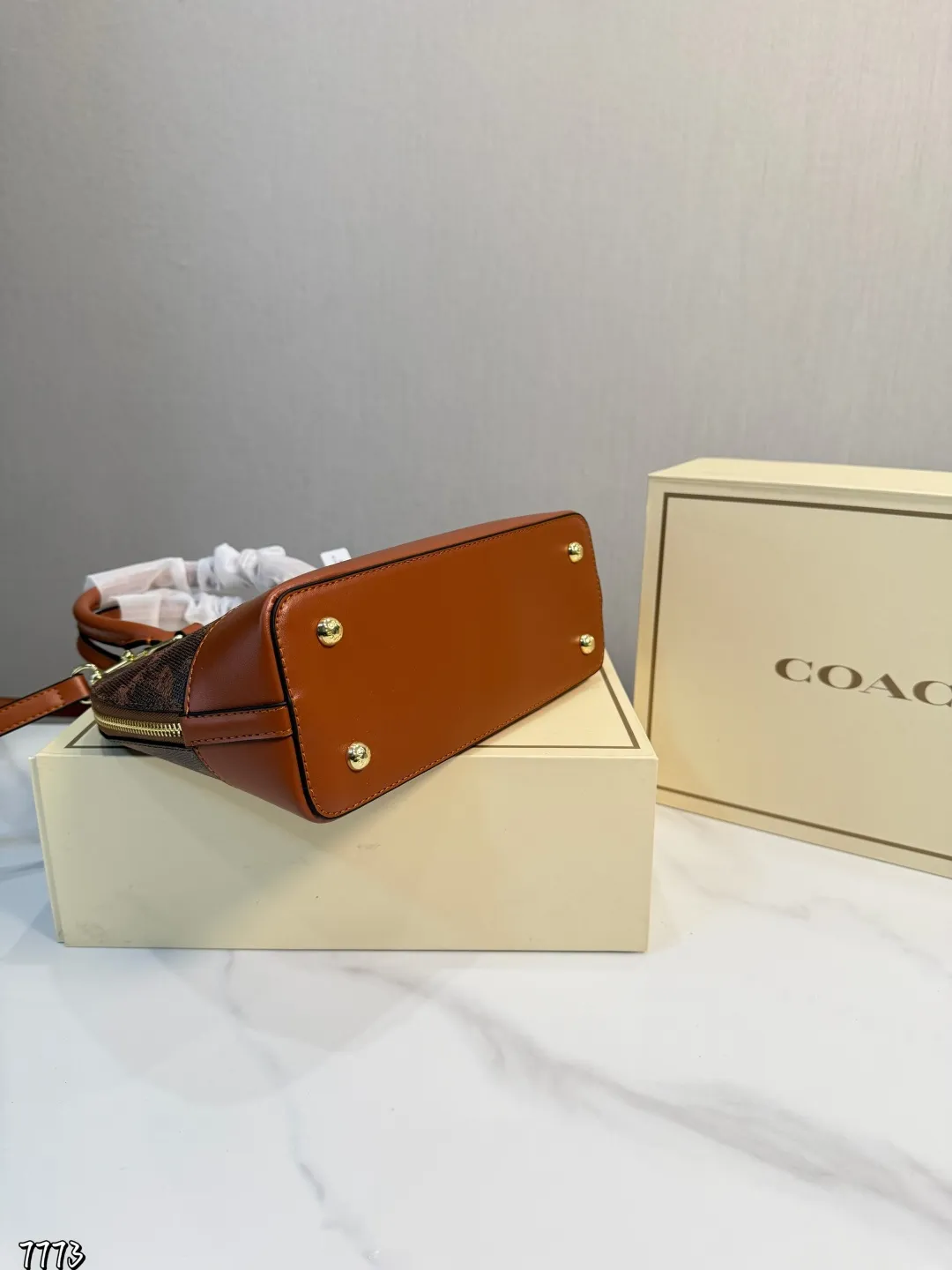 ❤️P165(礼盒包装)❤️ Coach蔻驰贝売包 贝壳作为通勤包,圆润的包身让人觉得与众不同,特别优雅。可以手提可以斜挎的多用设计,大容量的内里空间,爱了爱了。尺寸25*19cm