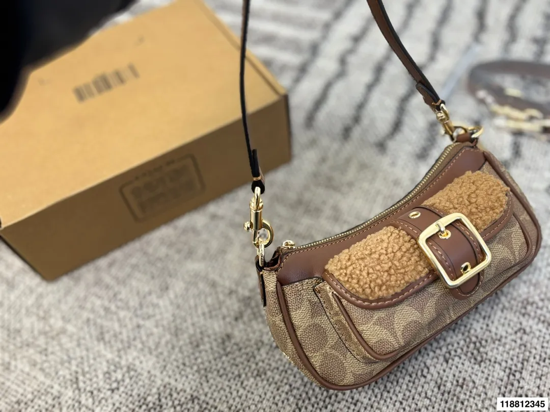 p155 尺寸20&times;10飞机盒 COACH蔻驰Ashton迷你 日常出街超适合。 秋冬搭配大衣毛衣超有氛围感。 还能装口红，钥匙等小物，实用又时髦