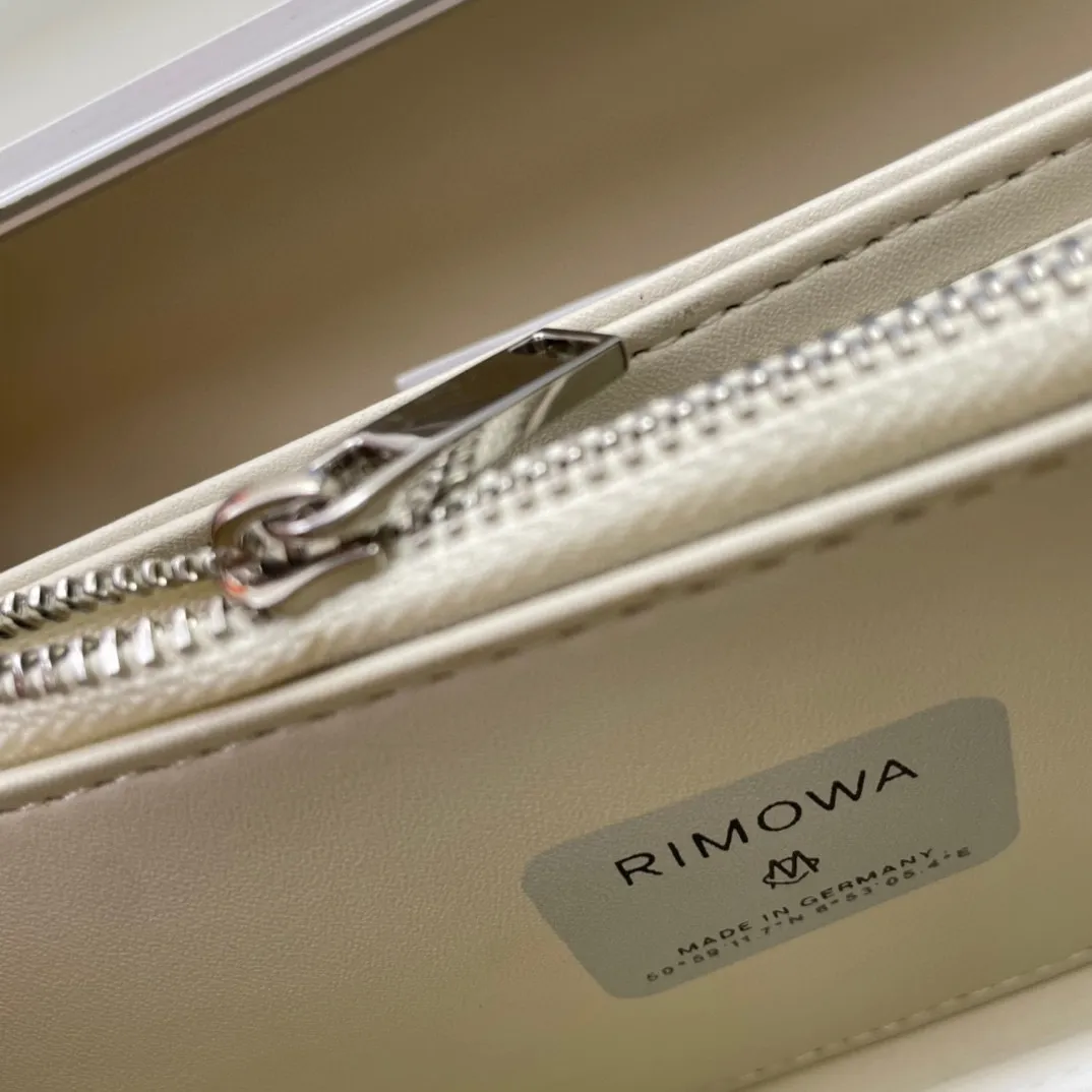 💰230包邮‼️DIOᖇ🎉🎉 (配全套包装) RIMOWA 联名限定款小行李箱子包来啦!自从Rimowα被巨头收购,感觉档次又提高了一个度,尤其是实物小盒子采用了RIMOWA标志性的磨砂质感的铝制凹槽设计 搭配oblique图案。实物细节设计更高级得没话说,尤其是外壳!有三个隔层,一个拉链零钱袋,还有6个卡位,可以放大手机,看起来不大容量却很足呀,斜挎和手拿都很OK~ 联名款的包设计风格很独特,男生背超级带感,女生背也很帅! A926# 13.5x20x6.5cm