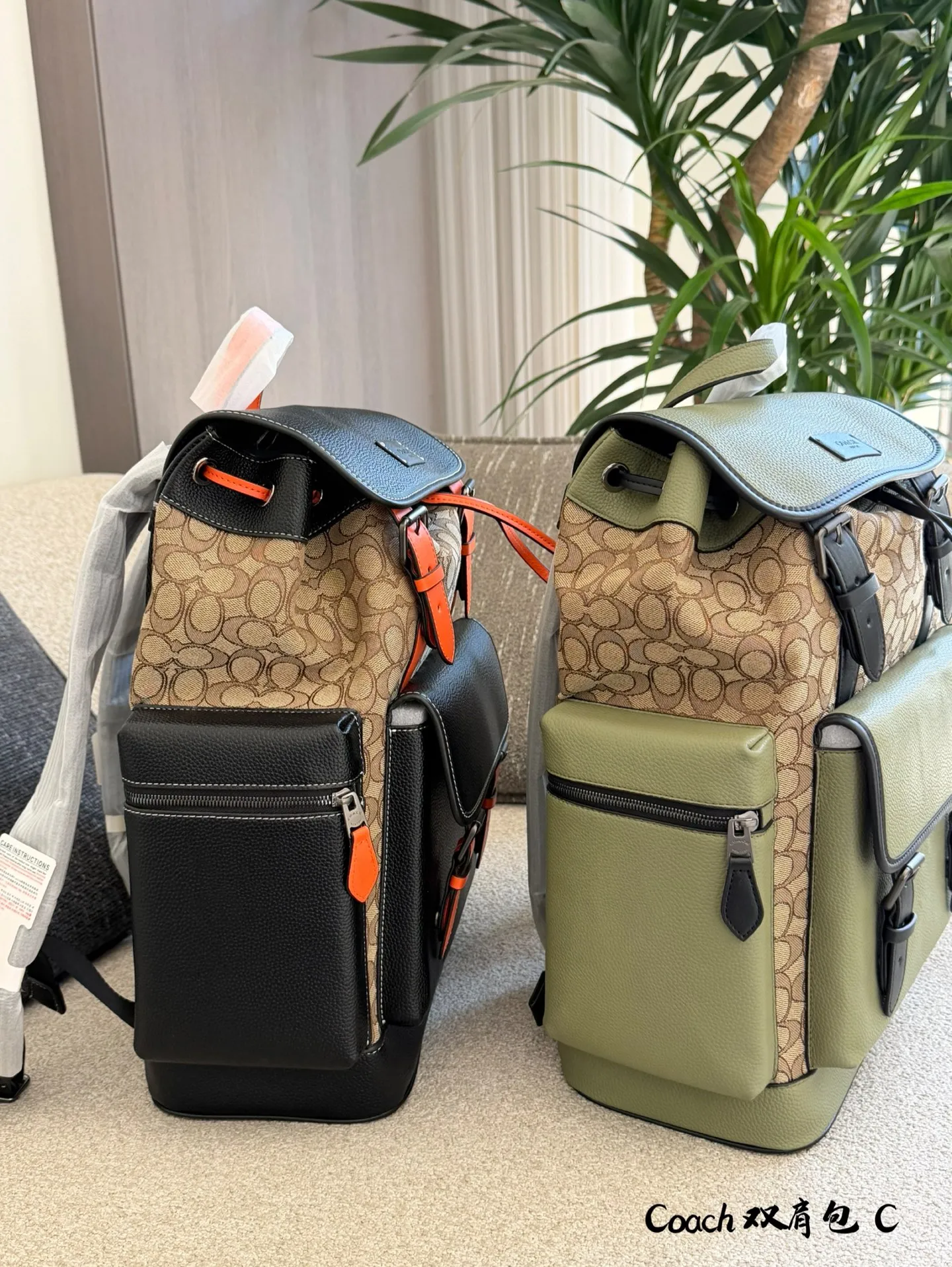 Coach Sprint双肩包p190 🎒Coach Sprint双肩包,经典C印花提花织布+黑色鹅卵石牛皮拼接,橙色皮革扣带点缀,复古又时髦✨。翻盖搭扣+抽绳开合,安全感满满,正面口袋可放手机,内部空间超大,15寸笔记本轻松装下,通勤、旅行、户外都OK!肩带可调节,背起来超舒服,实用又百搭,是功能与时尚兼具的必备单品🔥。19×45无盒