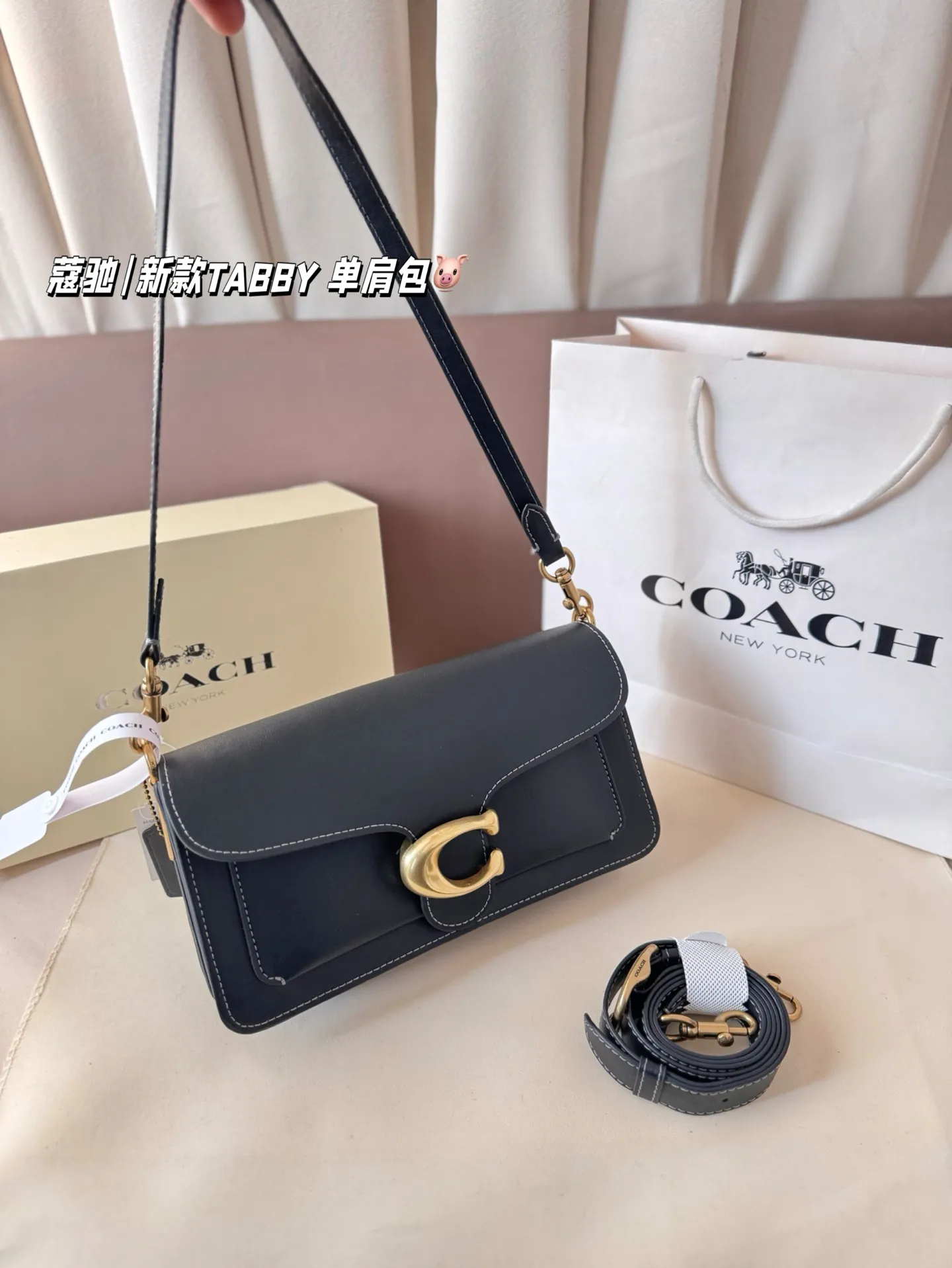 P195 配折叠盒 新罗蔻驰|新款TABBY 单肩包 本季的 Tabby 包 真的绝了! 触感柔软到上头~ 采用 Natural Grain 自然纹路皮革, 皮质更薄、更软,垂坠感特别自然, 背起来就是那种很松弛又很酷的 随性氛围感,真的太飒了! 这次推出的全新配色也超级适合秋冬, 低调高级、耐看又显气质。 属于那种越看越上头的颜色!🍂✨ 尺寸26*14