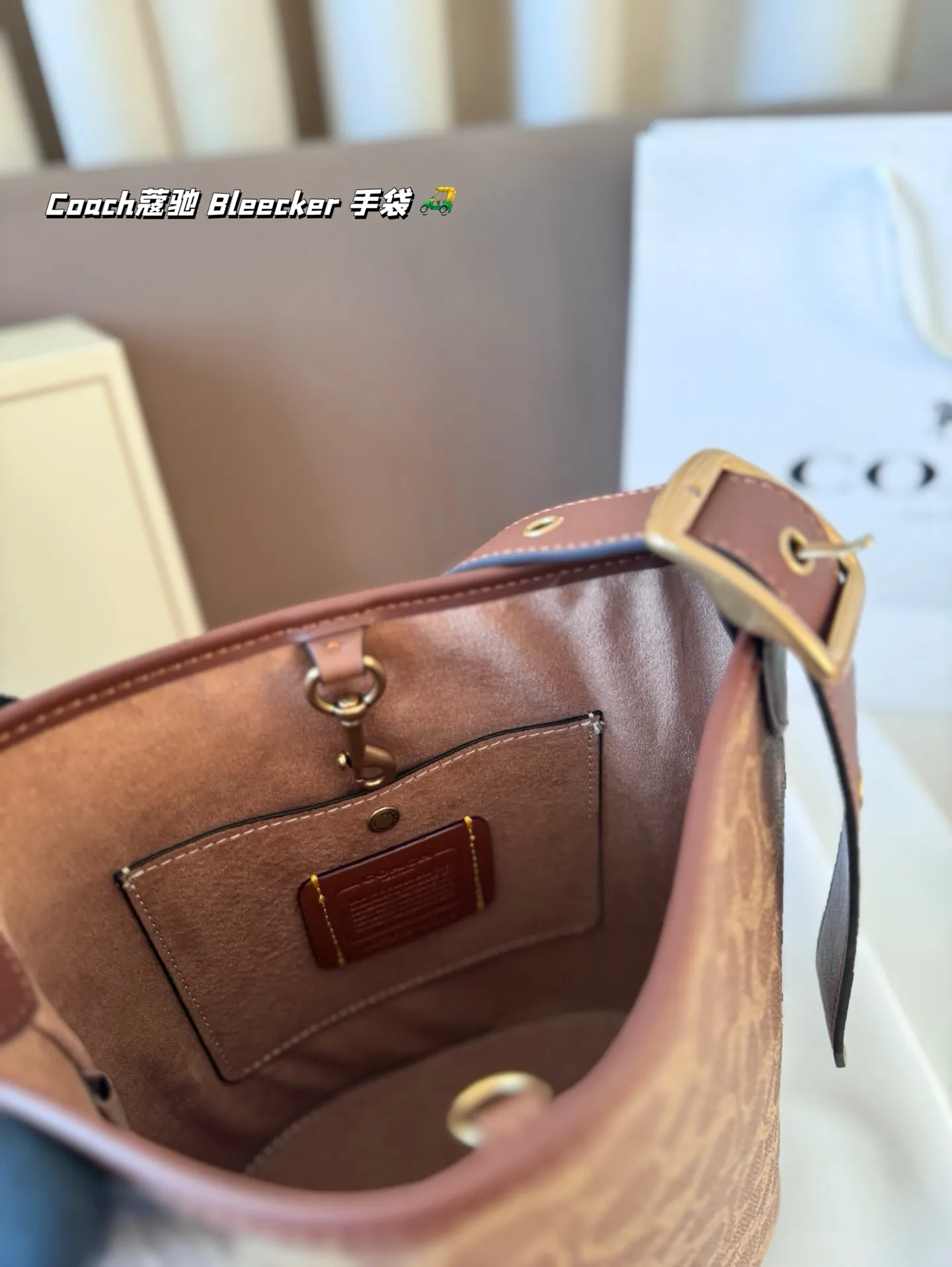 P155 Coach蔻驰｜ Bleecker 手袋 背上 Coach Bleecker手袋超柔软鞣制皮革质感满满简约百搭还什么都能装下 上班通勤也要处处保持时髦愈 尺寸 20*22