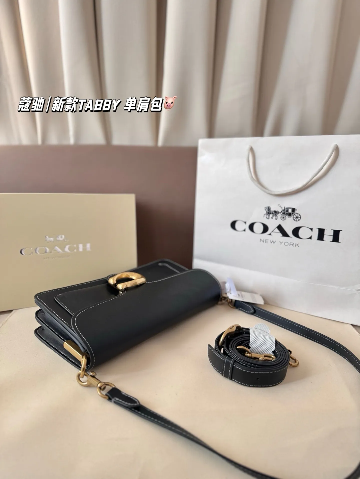 P195 配折叠盒 新罗蔻驰|新款TABBY 单肩包 本季的 Tabby 包 真的绝了! 触感柔软到上头~ 采用 Natural Grain 自然纹路皮革, 皮质更薄、更软,垂坠感特别自然, 背起来就是那种很松弛又很酷的 随性氛围感,真的太飒了! 这次推出的全新配色也超级适合秋冬, 低调高级、耐看又显气质。 属于那种越看越上头的颜色!🍂✨ 尺寸26*14