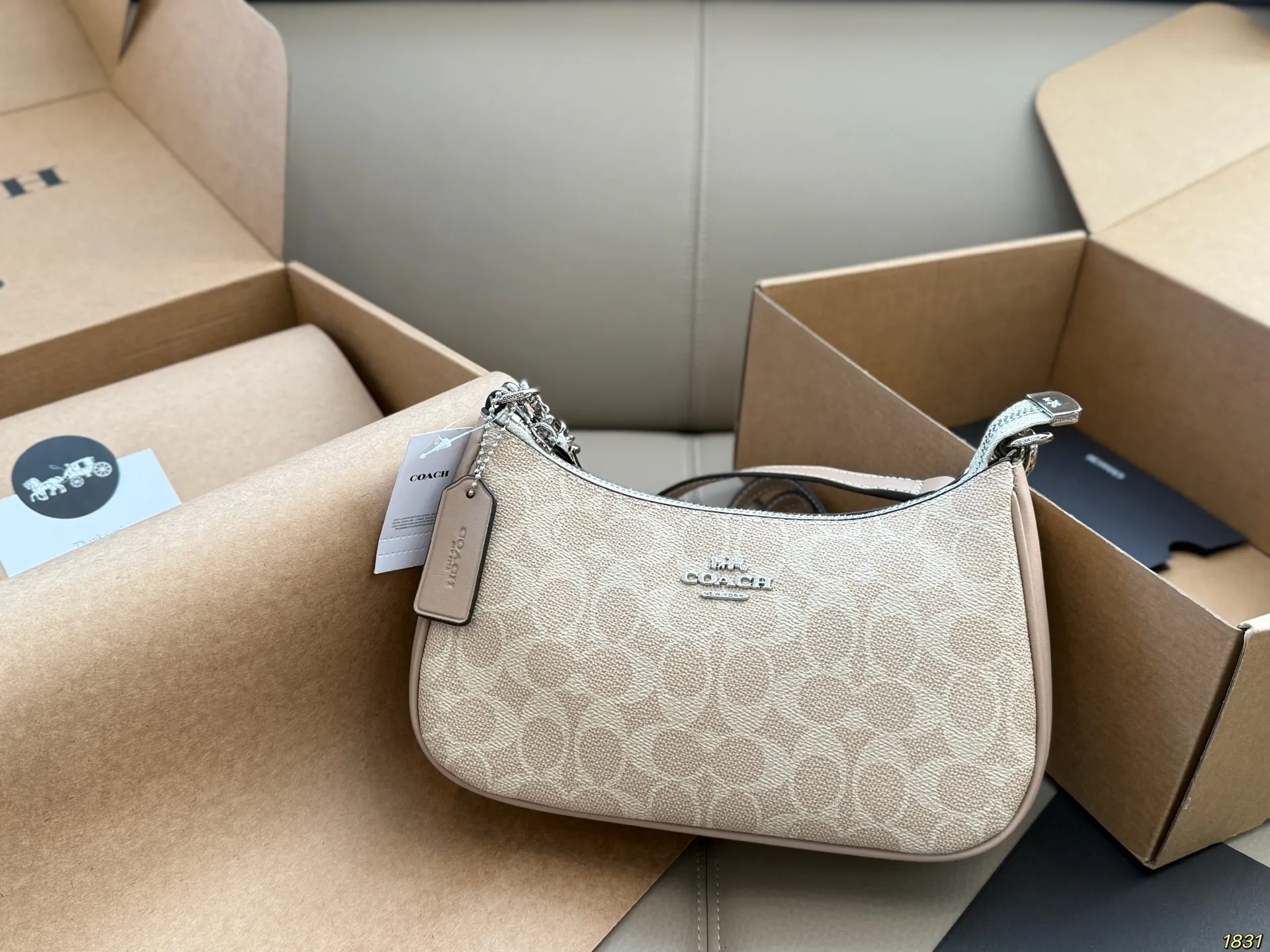 ¥130飞机盒 蔻驰COACH腋下麻将包 配长肩带 单肩斜挎皆可 颜色搭配很有复古的感觉 高级又不失优雅 超有氛围感 通勤 休闲 约会通通可搭 尺寸23 12