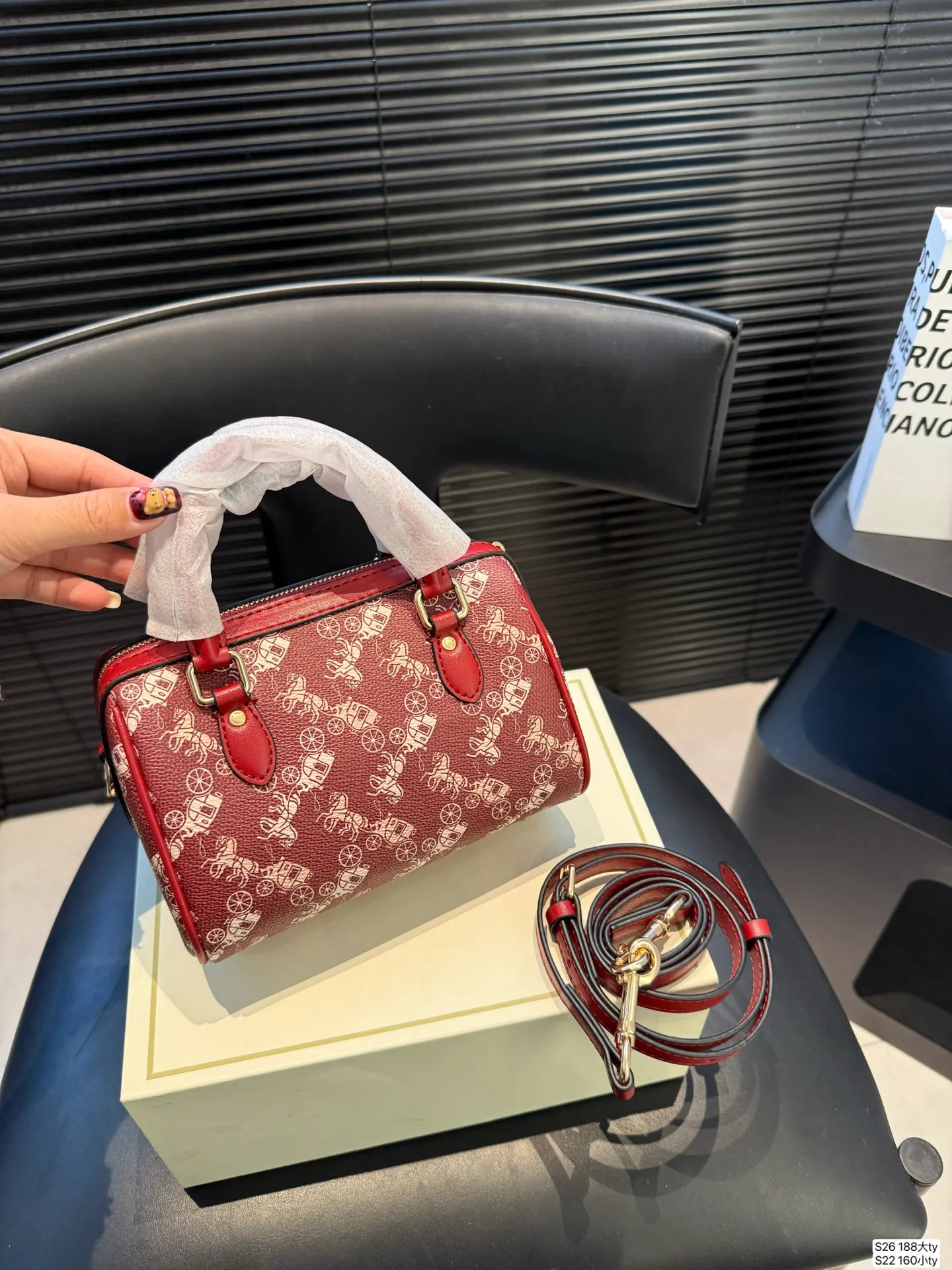 大号P180 小号P160 配盒子 COACH 2026 款 1月🆕可爱起来真的是没边🎀 让我们一起给生活，一点&ldquo;颜色&rdquo;瞧瞧[耶R] 在非黑即白的都市背景下，手袋是跳跃的一抹彩虹，为生活增添了彩色的调和剂❤️ 尺寸大号25 17 小号17 12 货号大号188 小号160