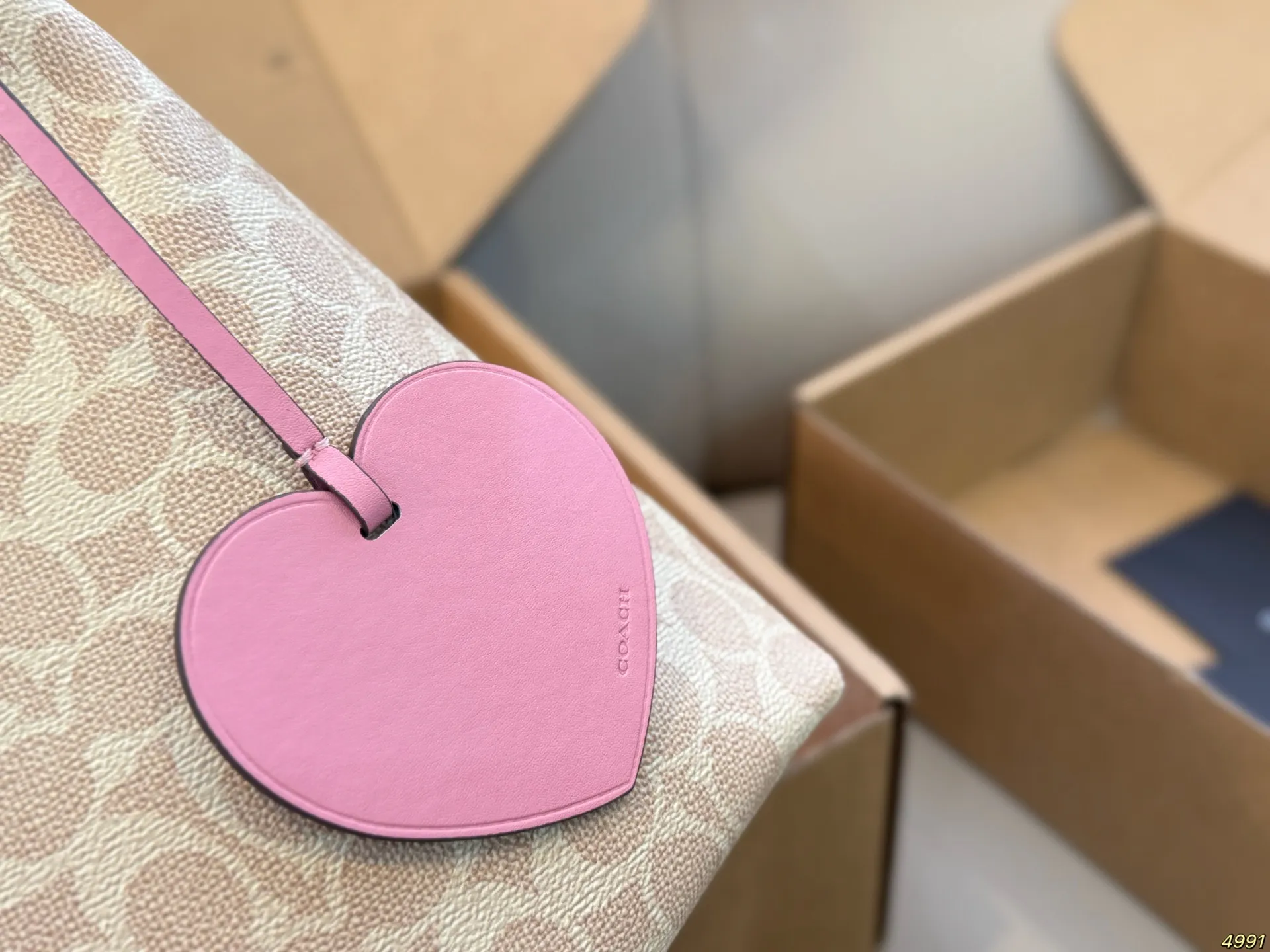 &yen;175飞机盒 蔻驰COACH腋下包 配长肩带 单肩斜挎皆可 颜色搭配很有复古的感觉 高级又不失优雅超有氛围感 通勤 休闲 约会通通可搭 尺寸29 20