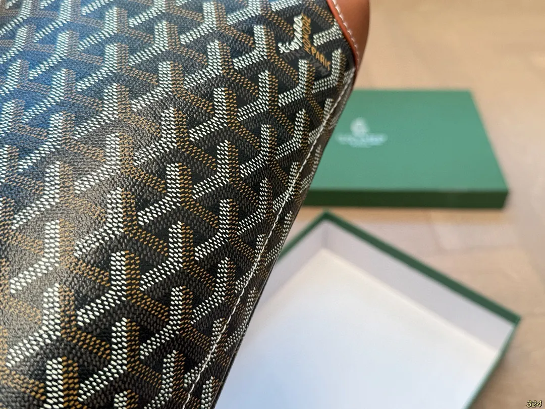 &yen;140配盒 戈雅Goyard 手拿包 时髦感一秒来袭 是美女们喜欢的调调～ 尺寸25 20