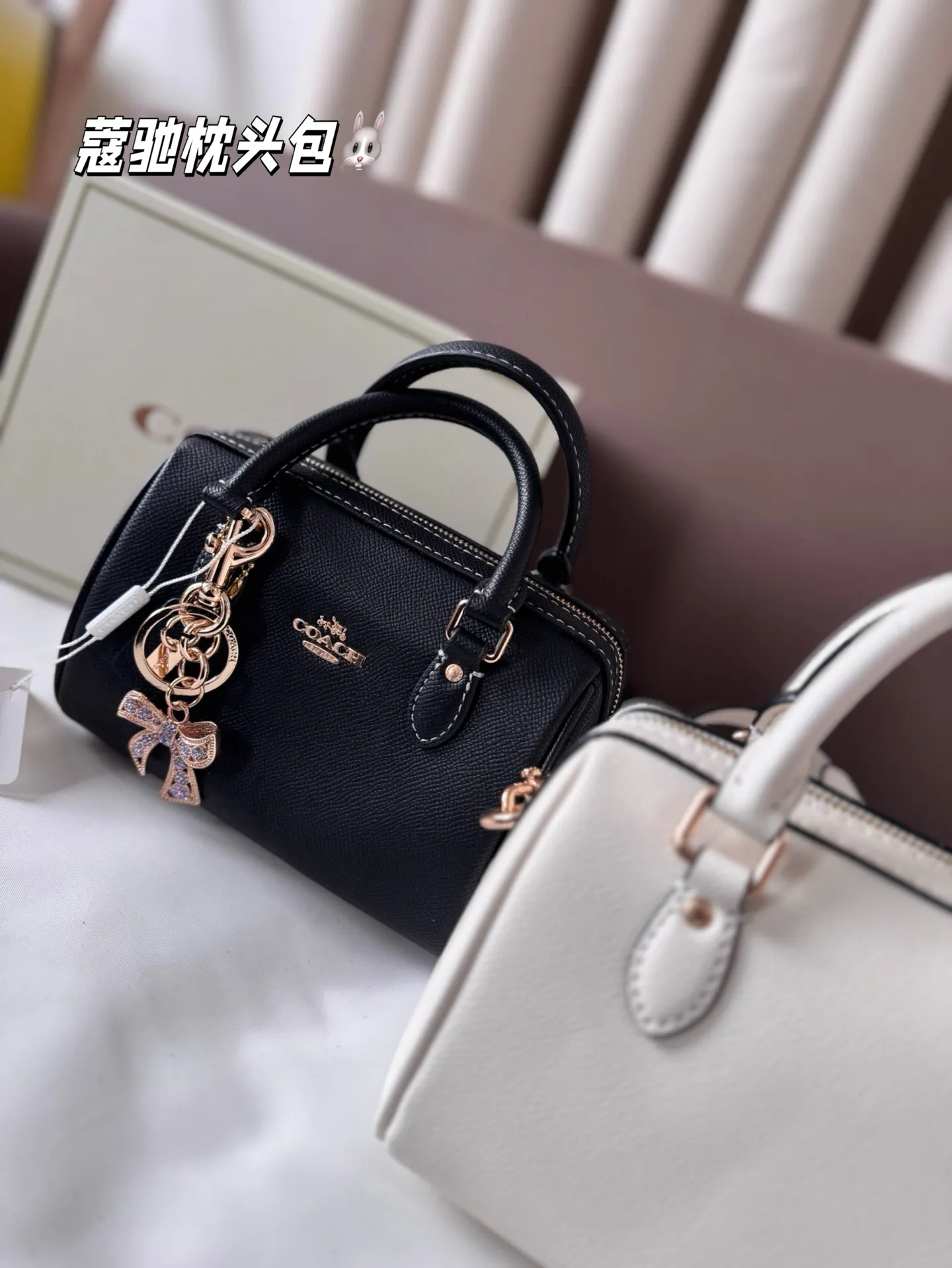 P145 配盒子 蔻驰枕头包出货 专柜同步 最新款 ❤️❤️🔥超级实用的款式 手提 斜挎多用款 原版电镀五金带logo 超级大牌 ‼️时尚百搭款式 不挑年龄段 喜欢的抓紧自留啦 尺寸：18*13