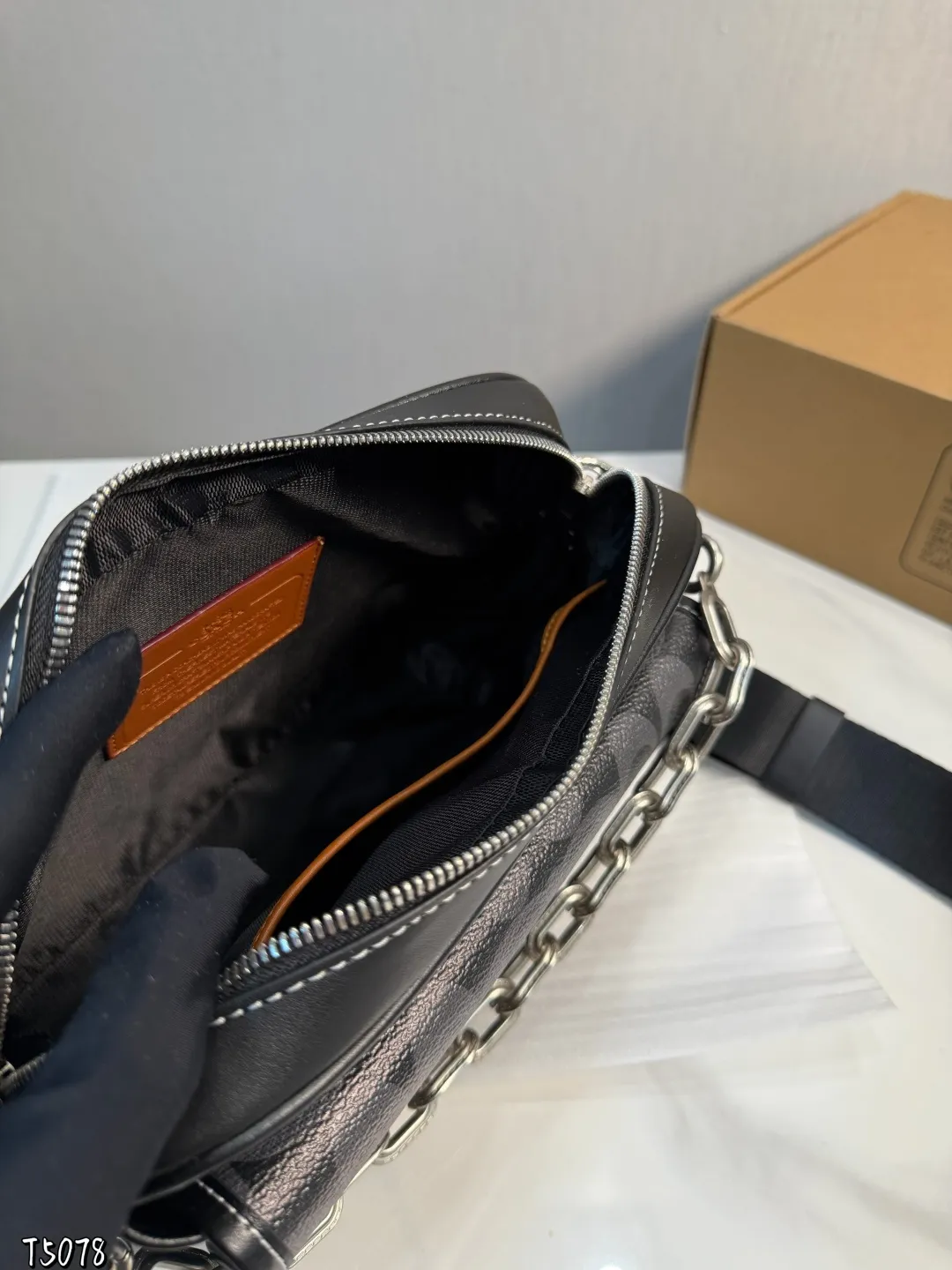 ❤️p165（礼盒包装）❤️ C家 新品黑色 男生都会喜欢的相机包！ 款式对于男生来说真的太友好了又能装又百搭 搜索🔍蔻驰 coach 男包尺寸：24*6*18