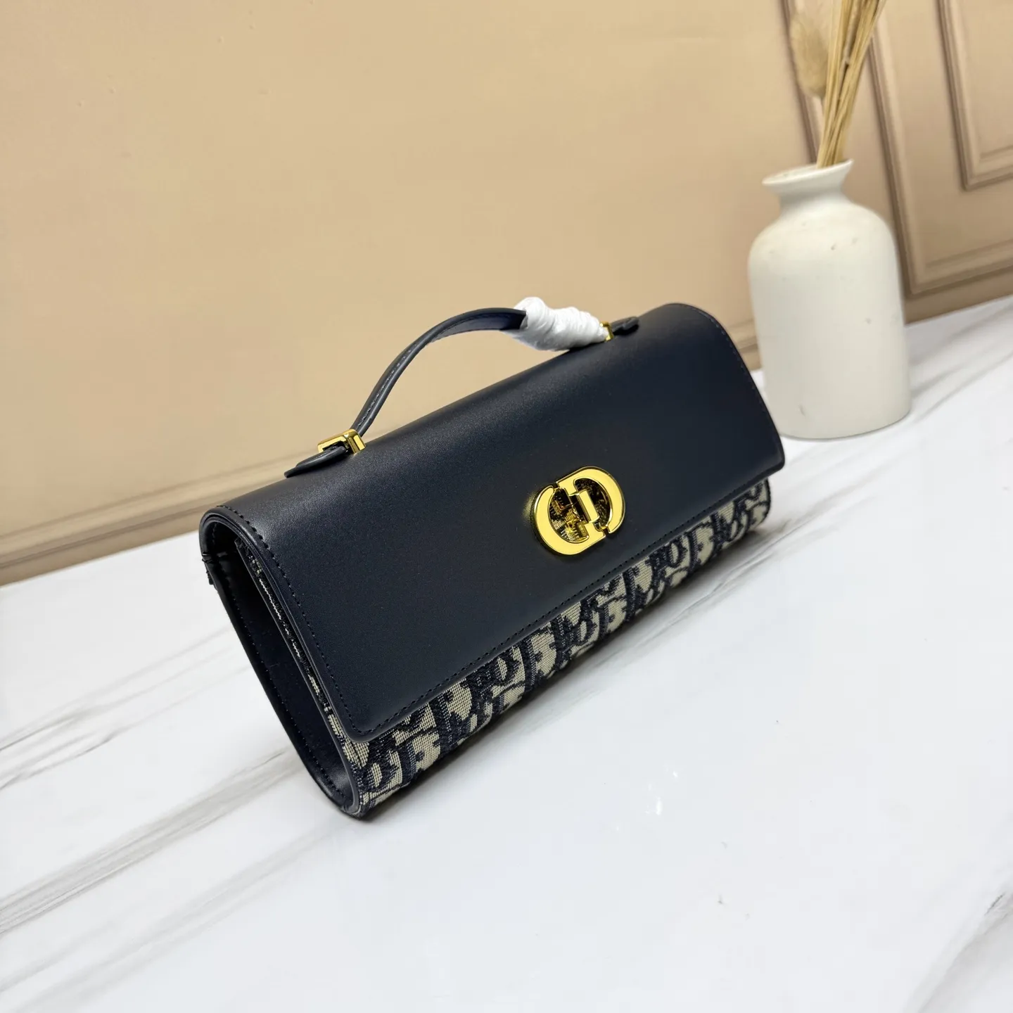 💰205包邮‼️ CE 秋冬系列新品TEEN LOLA 登场 ✅奶昔好物推荐 📖 凯旋门家族又一封神作、黑金handle case 上线🈺 斜跨肩带🉑️延长至57cm，手柄设计拎起来非常千金感✴️ 恰到好处的精致感，小巧又实用，堪称造型王者 秋冬衣櫉必备 尺寸：22*11*5cm