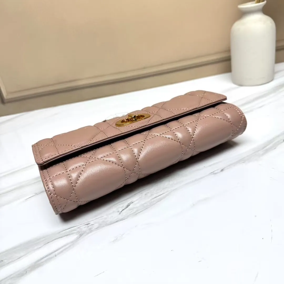 💰205包邮‼️ CE 秋冬系列新品TEEN LOLA 登场 ✅奶昔好物推荐 📖 凯旋门家族又一封神作、黑金handle case 上线🈺 斜跨肩带🉑️延长至57cm,手柄设计拎起来非常千金感✴️ 恰到好处的精致感,小巧又实用,堪称造型王者 秋冬衣櫉必备 尺寸:22*11*5cm