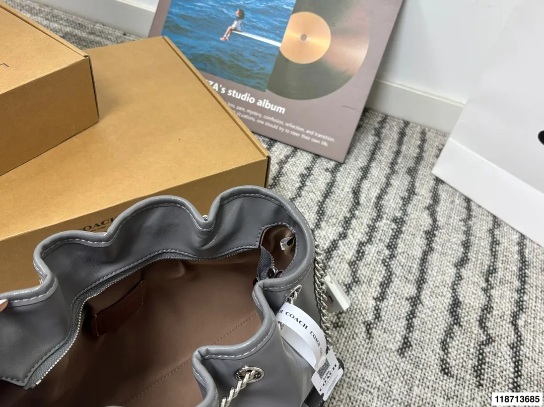 p185配礼盒 蔻驰Coach新款腋下包 流浪包麂皮质感太好啦 颜色搭配很有复古的感觉 高级又不失优雅 超有氛围感 通勤 休闲 约会通通可搭 尺寸34.26