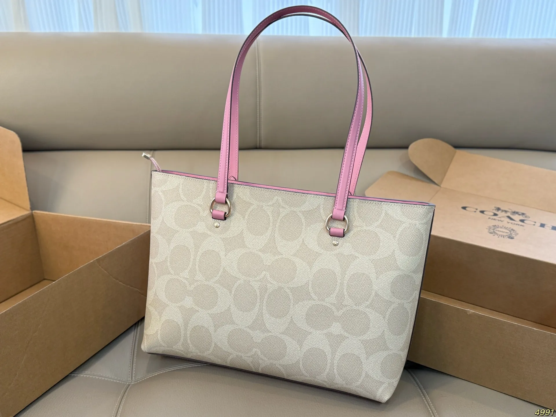 &yen;185 蔻驰COACH托特包水桶包 心动一亿遍！ 百搭 而且不挑身型 轻松搭出高级感 ！ 身边闺蜜人手一个 尺寸37 27