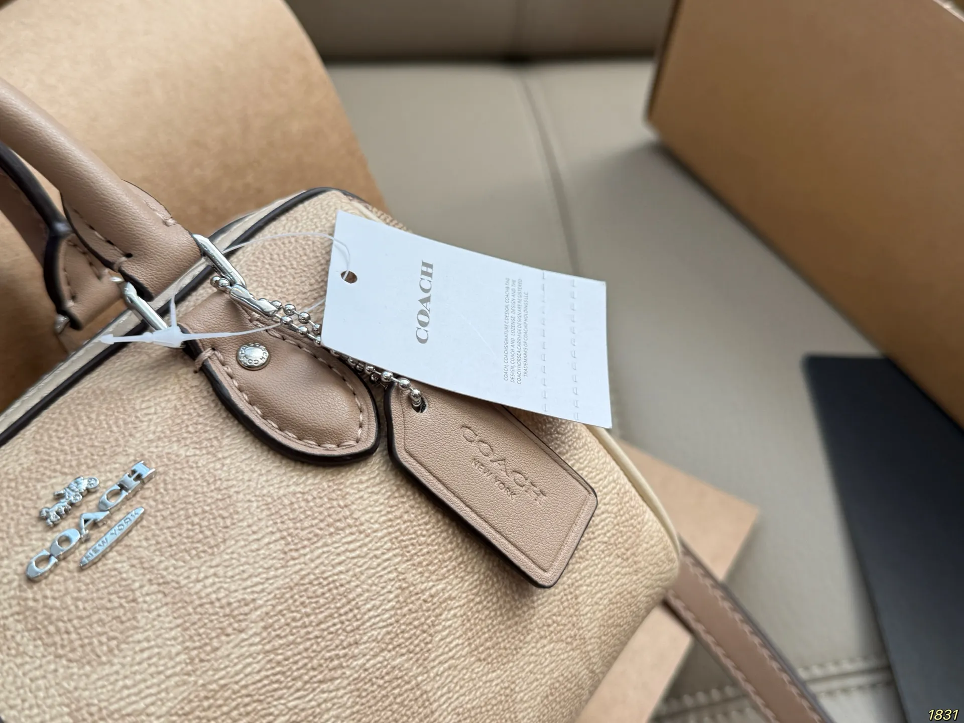 &yen;150飞机盒 coach蔻驰枕头包 经典设计 时尚百搭 容量是真的可 可手提 可斜挎 上身绝美 尺寸 17 12