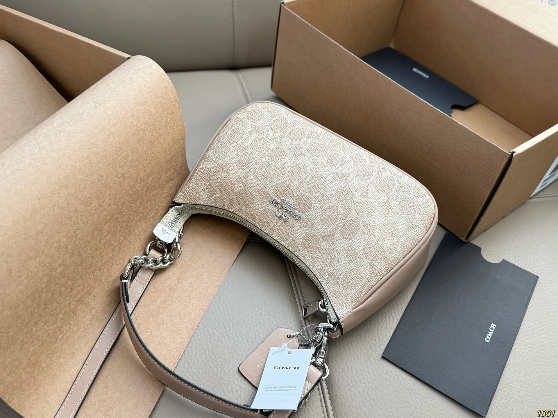 ¥130飞机盒 蔻驰COACH腋下麻将包 配长肩带 单肩斜挎皆可 颜色搭配很有复古的感觉 高级又不失优雅 超有氛围感 通勤 休闲 约会通通可搭 尺寸23 12