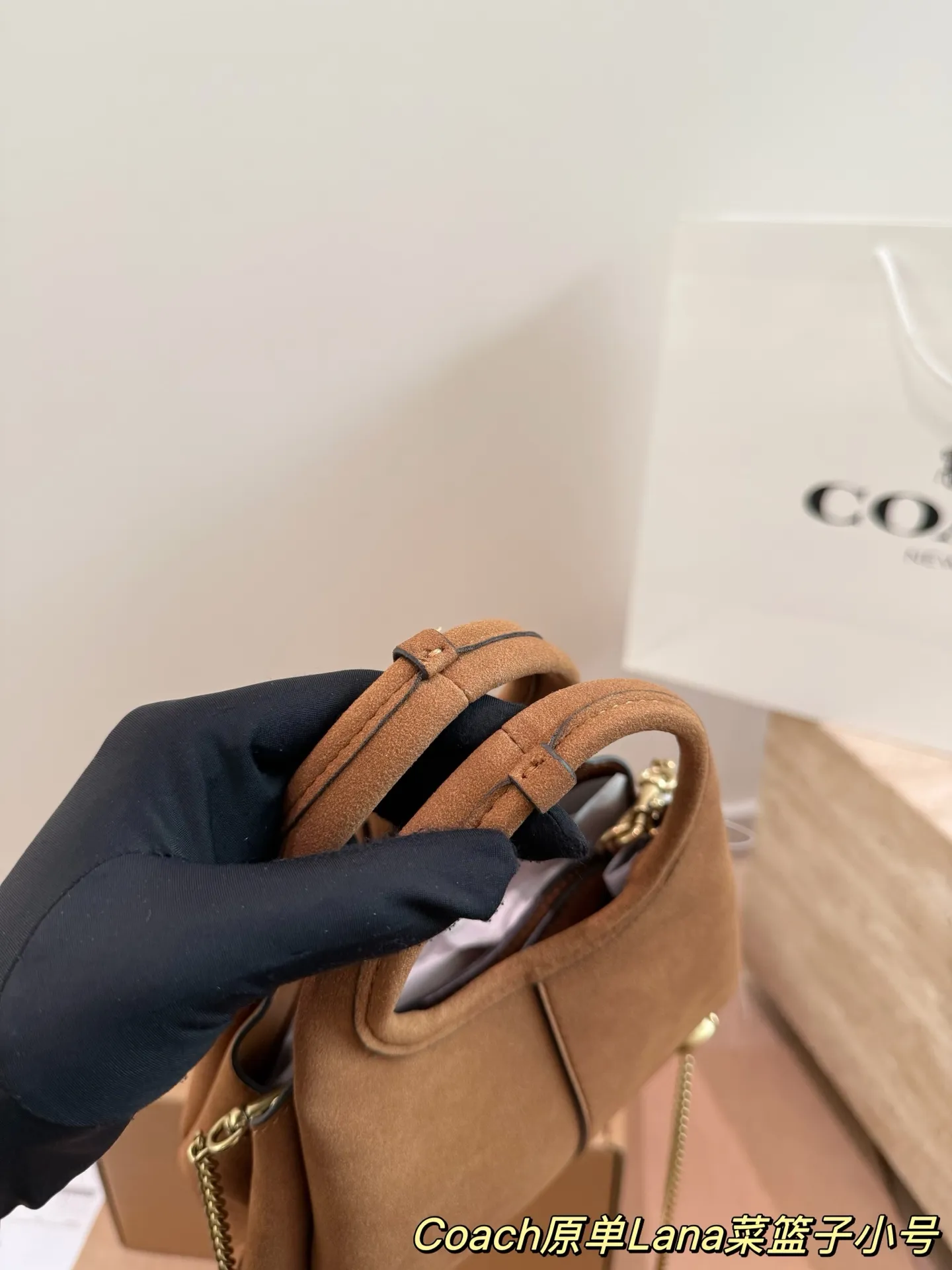 P180 P165 COACH LANA 23号单肩包 👜COACH LANA 23号单肩包,荔枝纹头层牛皮,手感柔软耐用,浅灰调超百搭,通勤休闲都能轻松驾驭✨。小巧尺寸,手提斜挎随心切换,内部隔层方便收纳手机、钥匙、口红等日常小物。金色C字Logo点缀,低调又有辨识度,简约优雅风格,秋冬大衣、针织衫都能轻松搭配,实用又时髦! 尺寸23cm16cm