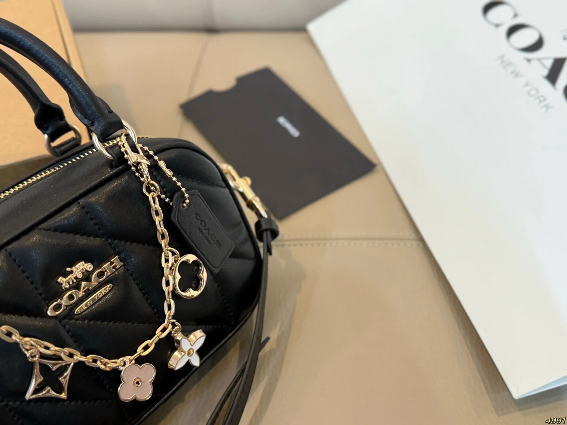 &yen;145飞机盒 蔻驰COACH 保龄球包 手提包 手提单肩斜挎皆可 简直无法拒绝 超显气质 高级感十足 集美必入款 尺寸20 12