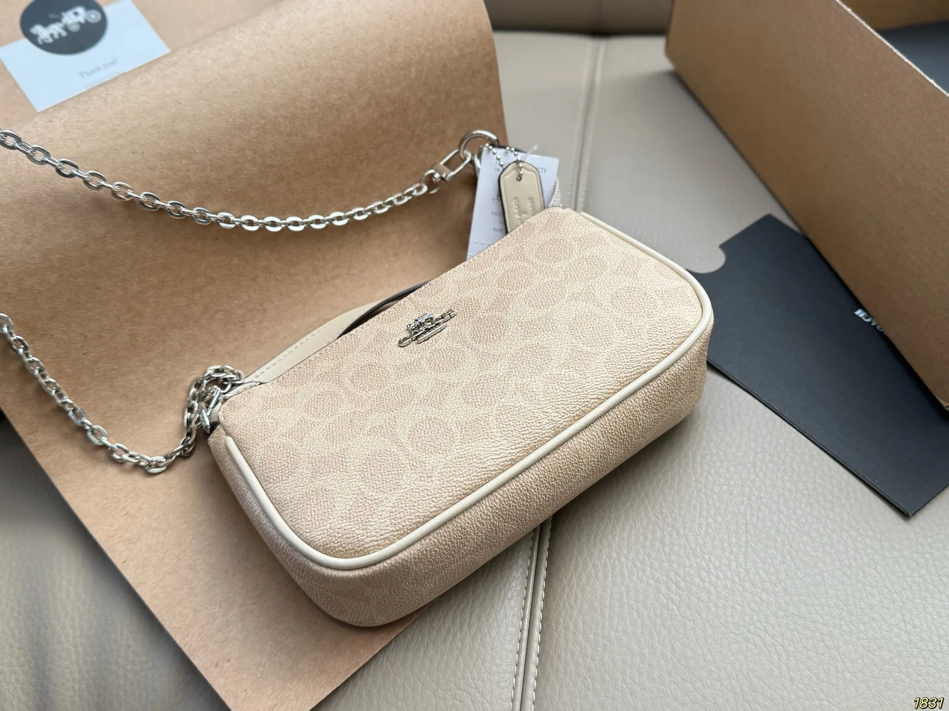 ¥120飞机盒 蔻驰COACH腋下麻将包 颜色搭配很有复古的感觉 高级又不失优雅 超有氛围感 通勤 休闲 约会通通可搭 尺寸19 12