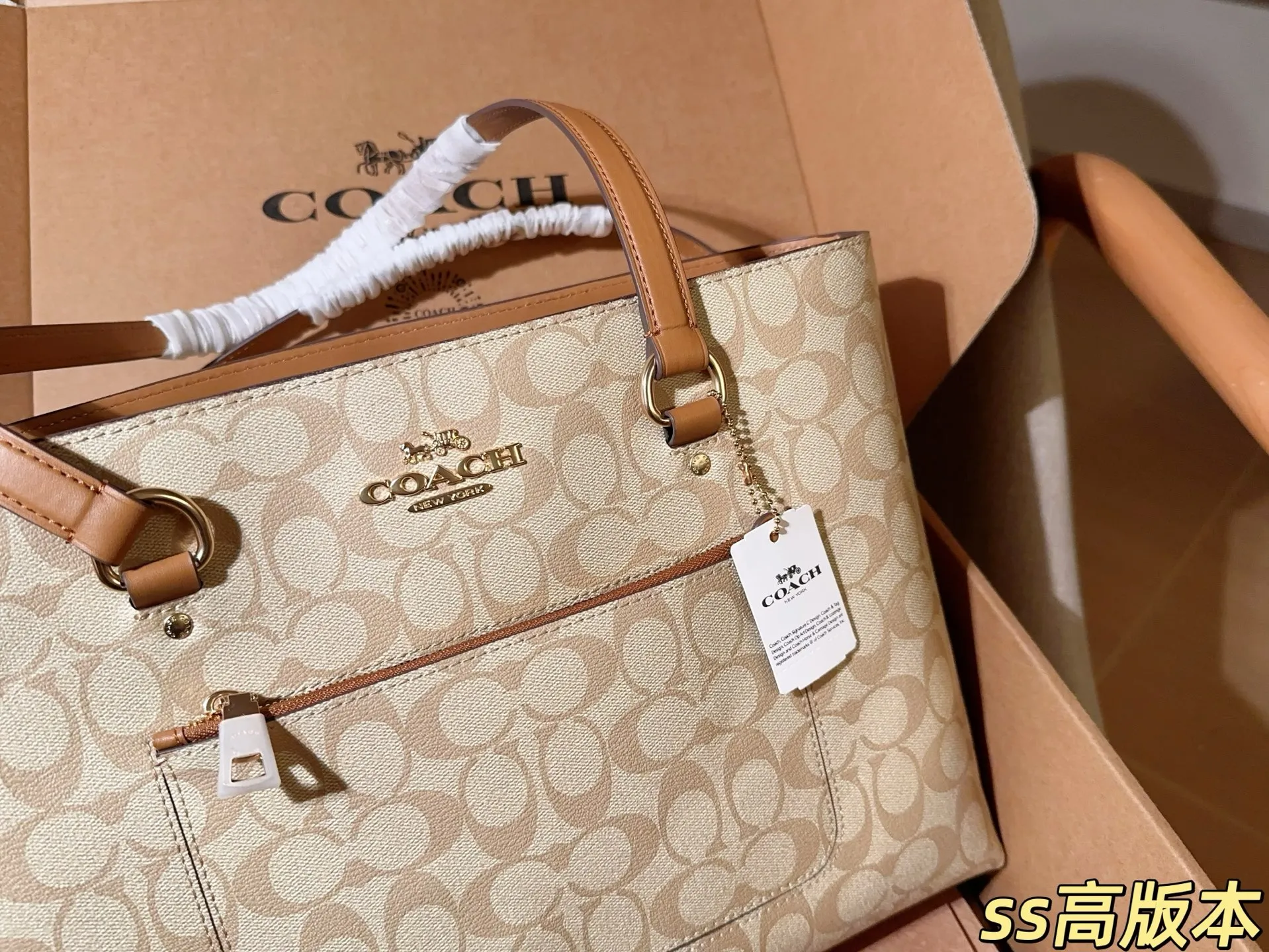 💰205 高版本 Coach蔻驰 gallary 笑脸拉链托特包!拉链封口,正面有拉链分层,经典logo老花,容量大,很实用! 尺寸36×26×13 礼盒包装🎁