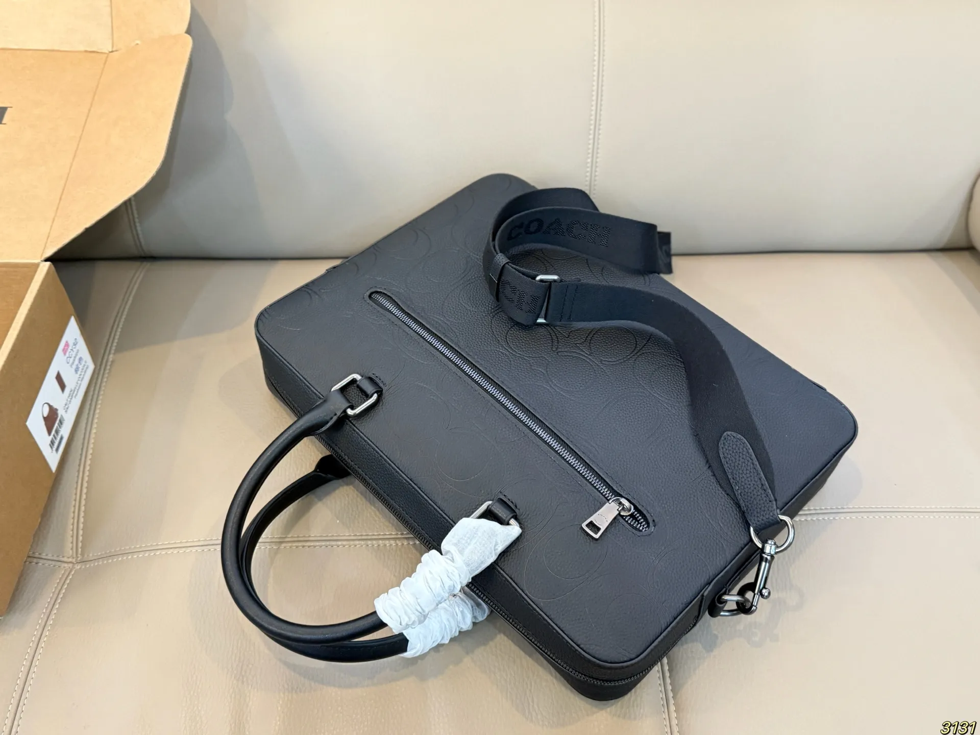 印花¥300压花¥320 蔻驰coach男士公文包 上身又酷又时尚容量超级可 任何风格都可轻松驾驭 尺寸38 27