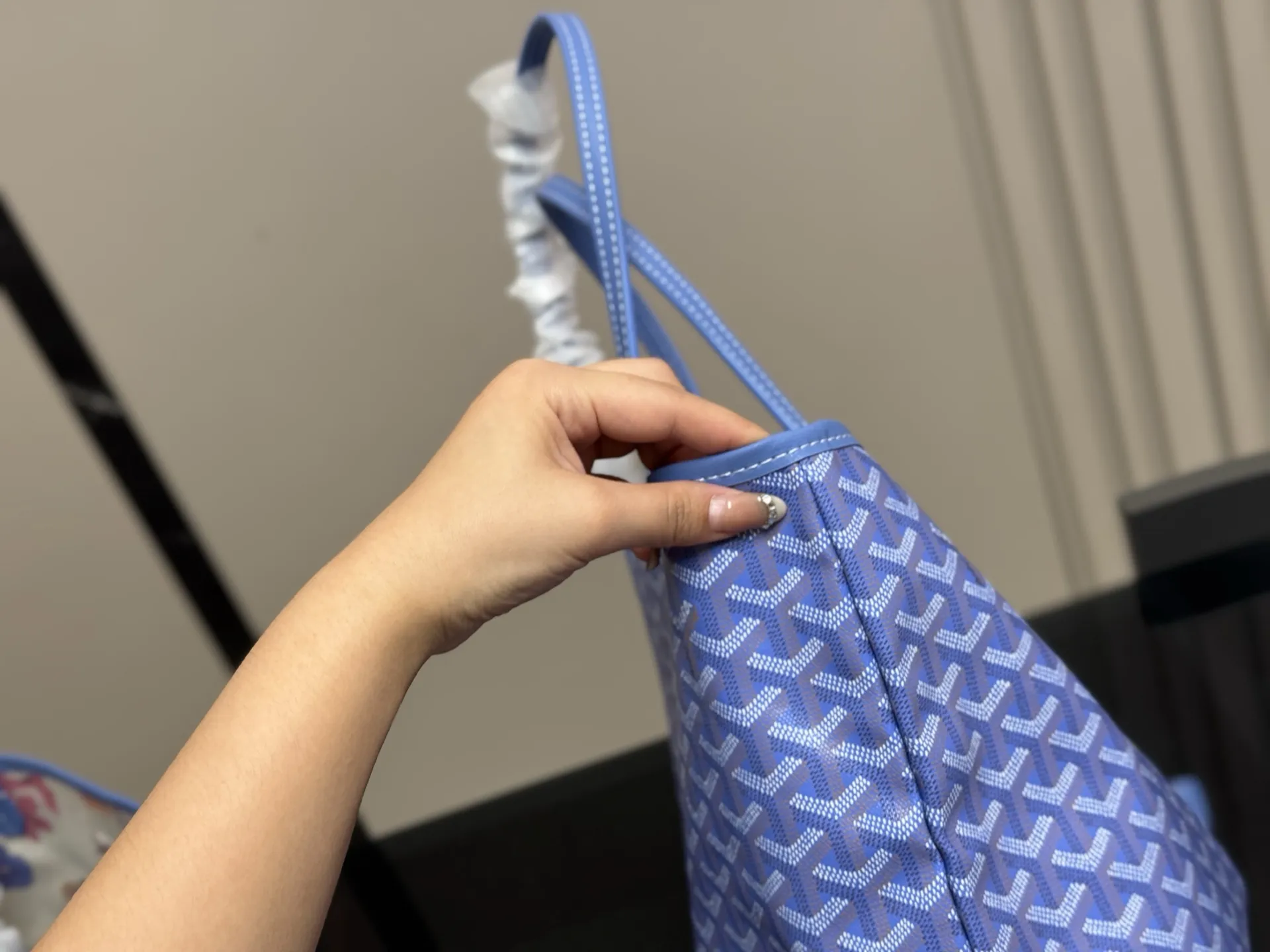 &yen;180 &yen;190（新款内里 升级版） size：34.28cm（中号） 42.29cm（大号） 戈雅Goyard购物袋🛍️ 从头到尾全部都是客订哦！ 另外收到的宝宝就会知道手腕带是立起来的[微笑][微笑] Goyard托特包日常使用率最高的包 又大又轻又软的狗牙！