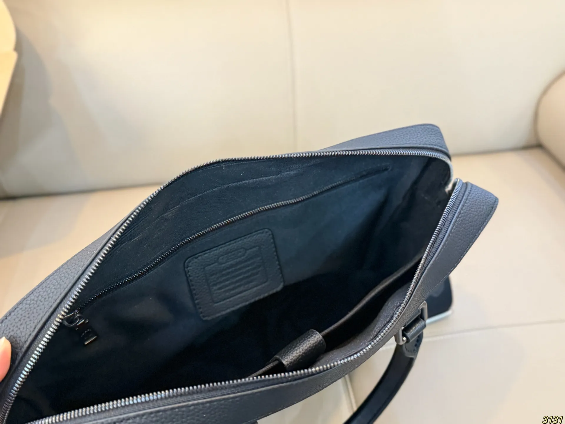 印花¥300压花¥320 蔻驰coach男士公文包 上身又酷又时尚容量超级可 任何风格都可轻松驾驭 尺寸38 27