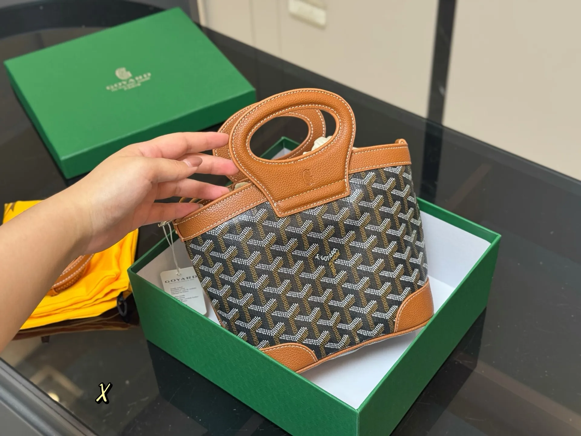 ¥170 配盒 Goyard戈雅 mini菜篮子 beluga 新款Mini beluga 圆环小水桶小菜篮子 半个手机的自重 超Q的外貌 不可小觑的容量 完美~ 尺寸:23.18cm