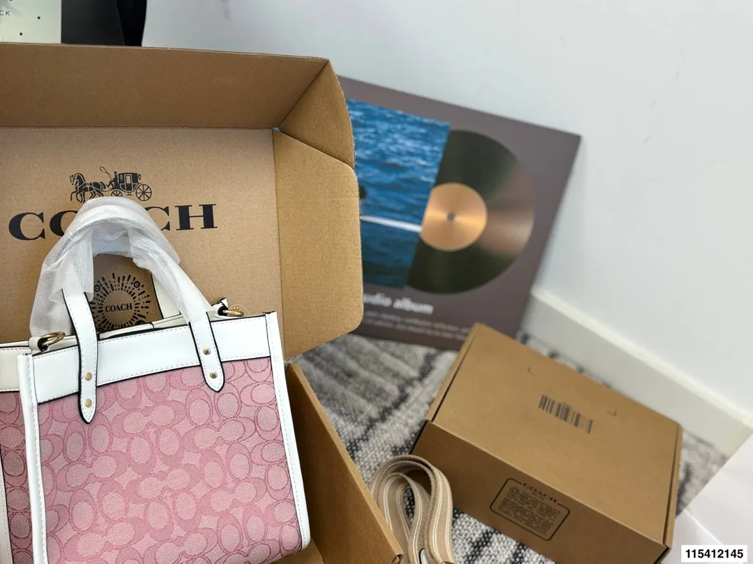 P135 配盒子 蔻驰托特包.手提单肩斜挎包.不管是自用还是送人都很棒!进口五金件.实用大气!简单大方.超大容量,满足你一切需要!!可轻松放置随身必备品!超级赞.这款包给我第一感觉就是太实用.手感特别好.抓紧入.颜值于适用集一身.真的好看实用.都留个!尺寸: 22.21