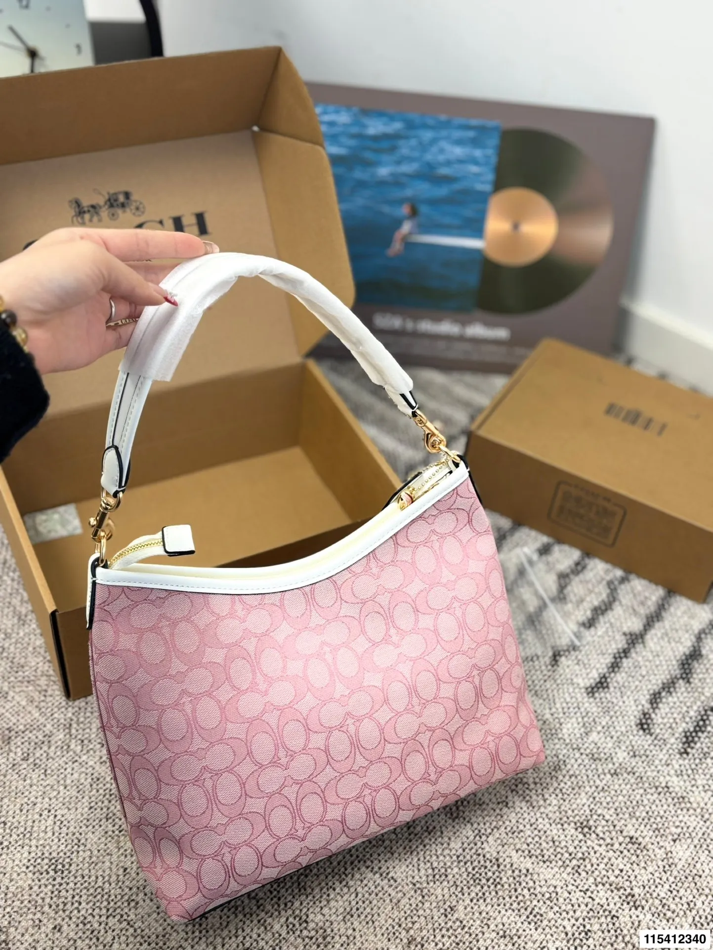 p150 配礼盒 蔻驰托特包,除了好看还是好看,托特包造型简单又好用关键是超好看,轻便,缤纷又结实。分分钟成为街上最具回头率的时尚单品!尺寸:29.21