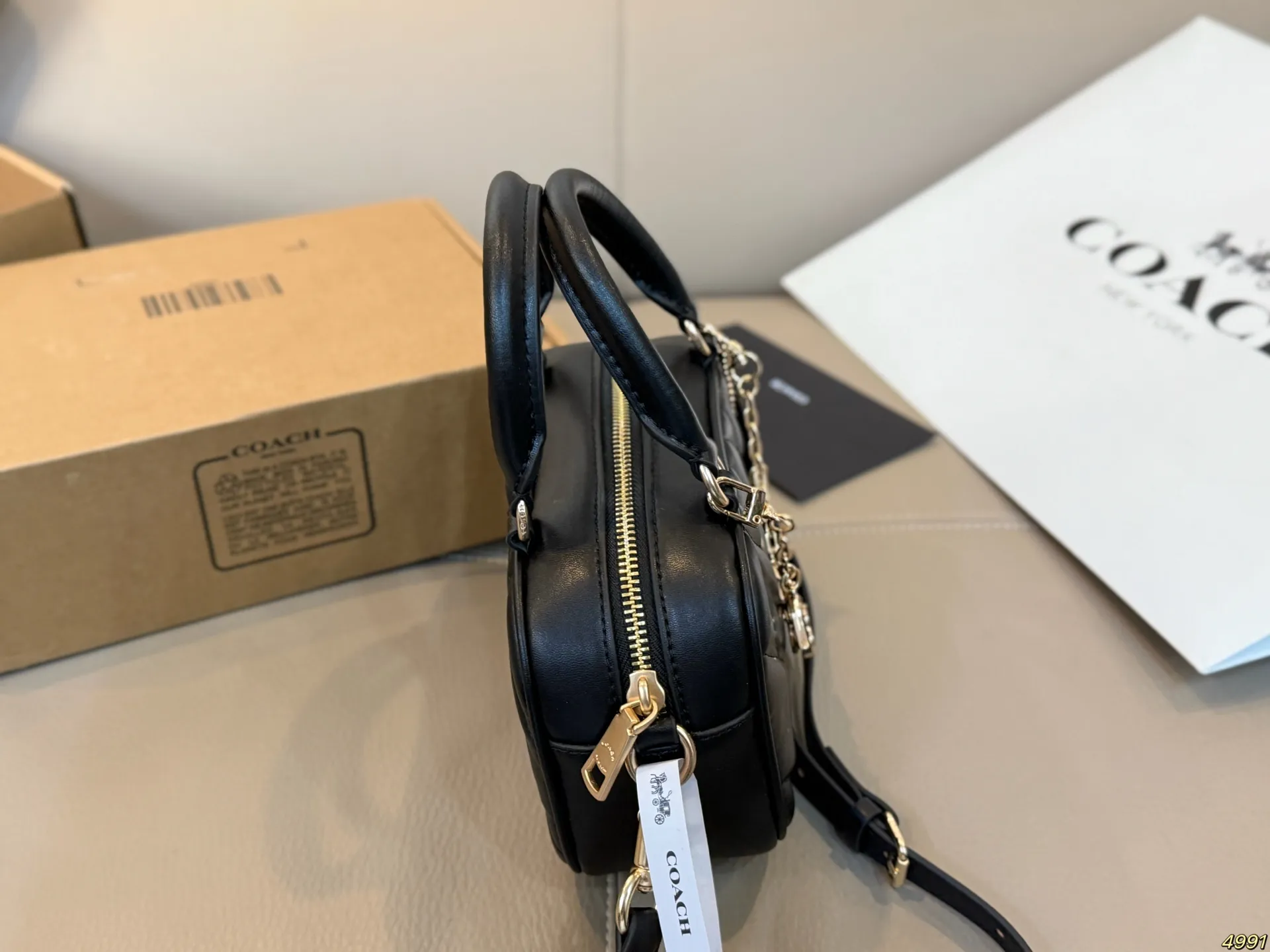 ¥145飞机盒 蔻驰COACH 保龄球包 手提包 手提单肩斜挎皆可 简直无法拒绝 超显气质 高级感十足 集美必入款 尺寸20 12