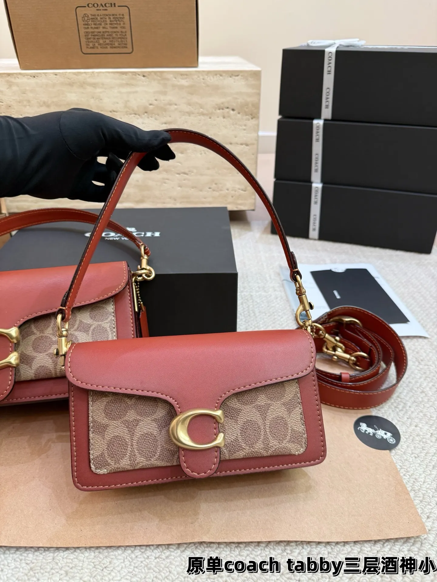 顶级原单P195 P190 新coach Tabby 三层酒神包 Coach 家酒神包Tabby手提包单肩斜挎包。让小姐姐第一眼看到就会爱上它。被誉为平价版小酒神包的蔻驰Tabby,复古又百搭,很受欢迎啊。五金扣厚实,整体精致小巧,还特别能装。每个包配一长一短两天可卸肩带,内部结构分层合理,中间一个带拉链的隔层小袋,把包分成三格,简直完美尺寸:26cm 20cm。这个尺寸觉得刚刚好合适,手提单肩斜挎都没有问题的!⚠️礼盒包装