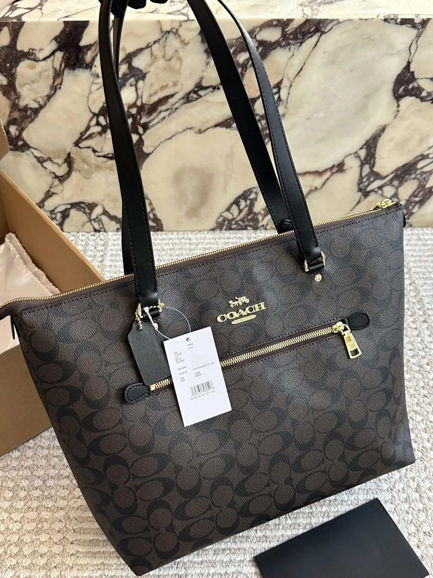 ¥160 配盒 ✈️飞机盒 size:33 28cm c家 单面拉链款托特包/购物袋 大爆款 分分钟断货! 搭配不同衣服 一年四季都可以用! 搜索🔍coach 购物袋