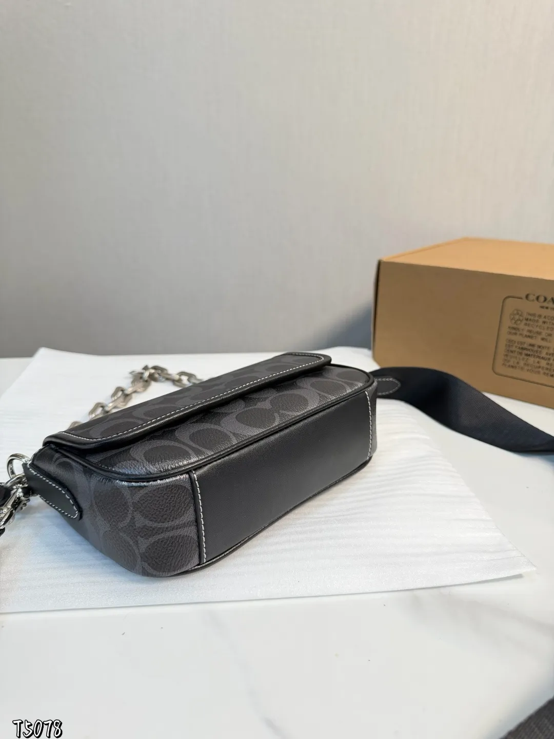 ❤️p150（礼盒包装）❤️ C家 新品黑色 男生都会喜欢的相机包！ 款式对于男生来说真的太友好了又能装又百搭 搜索🔍蔻驰 coach 男包尺寸：19*5*13cm