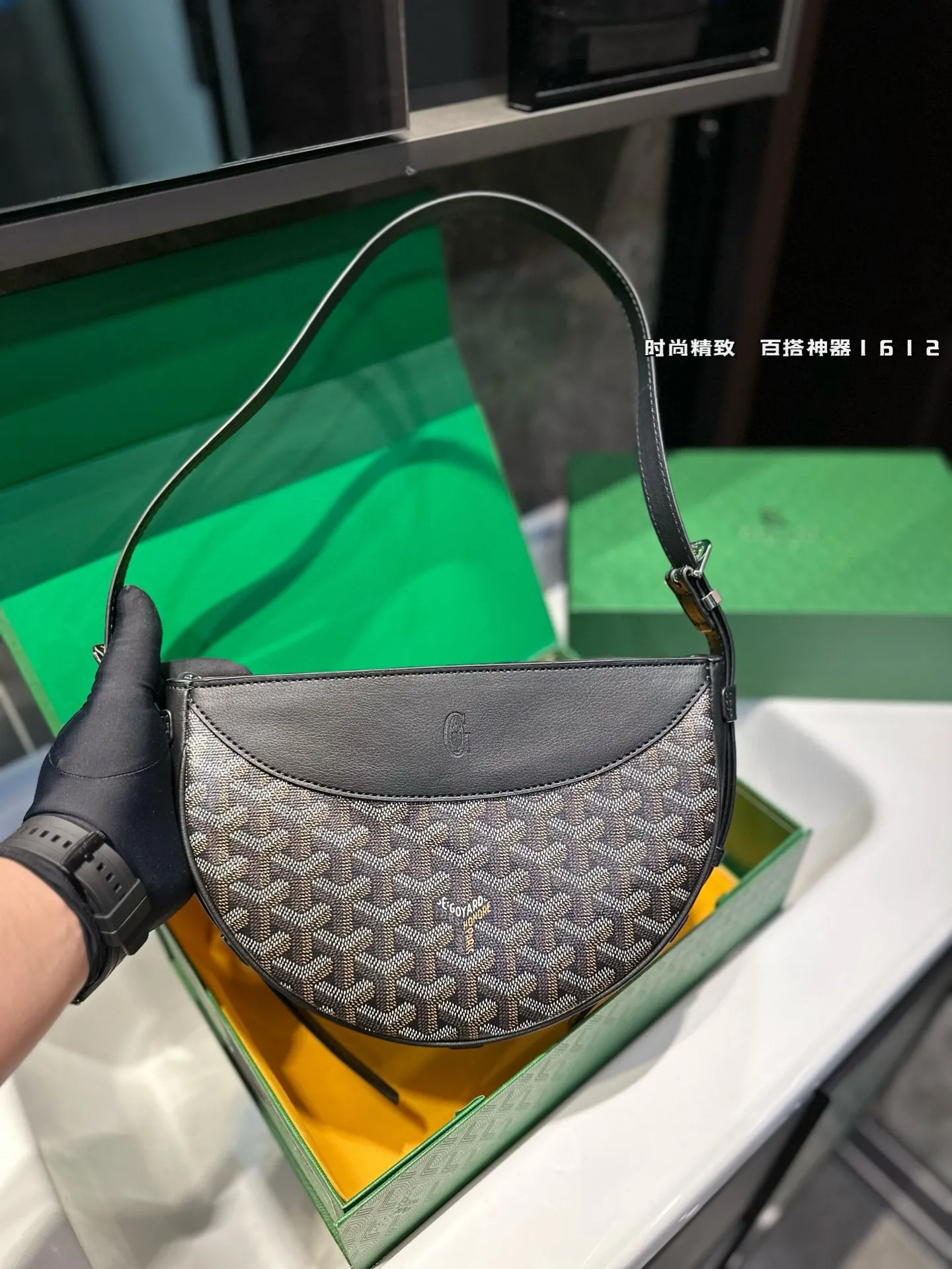 ❤️p185（礼盒包装）❤️ 拥有新包就拥有好心情！Goyard燕子包简单的穿搭永远不过时，舒服随性耐看！搭配一只棕色 goyard，点亮一下整体造型，秋冬配棕色实在太好看了！入手最近新出的goyard 燕子包，实物太美丽了！容量也十分乐观，可装下兩伞钱包粉饼口红等，肩带可调节，背法多样，可单肩可斜背可腋下！果然是一只实用又时髦百搭的包！！！尺寸23 16cm