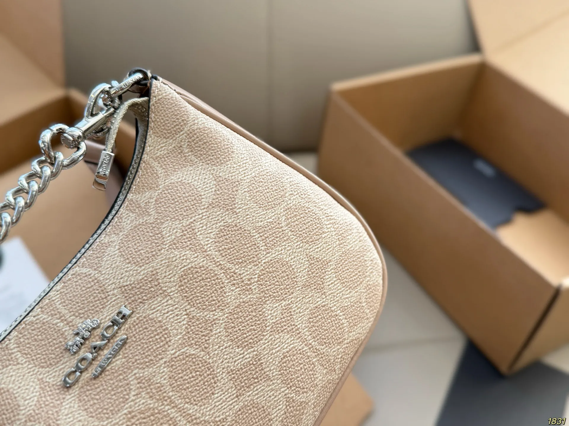 &yen;130飞机盒 蔻驰COACH腋下麻将包 配长肩带 单肩斜挎皆可 颜色搭配很有复古的感觉 高级又不失优雅 超有氛围感 通勤 休闲 约会通通可搭 尺寸23 12